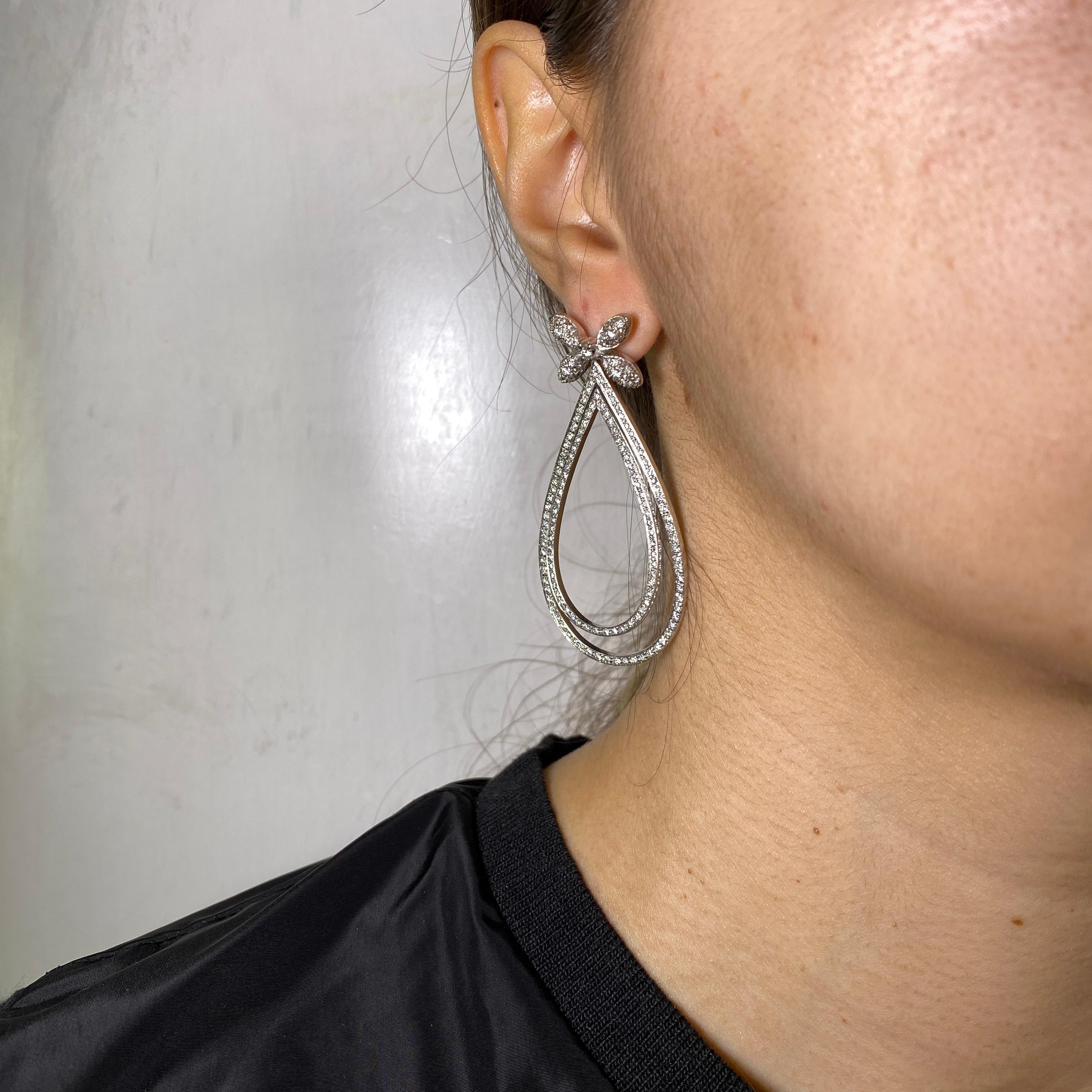 18K White Gold Diamond Drop Earrings For Sale 5