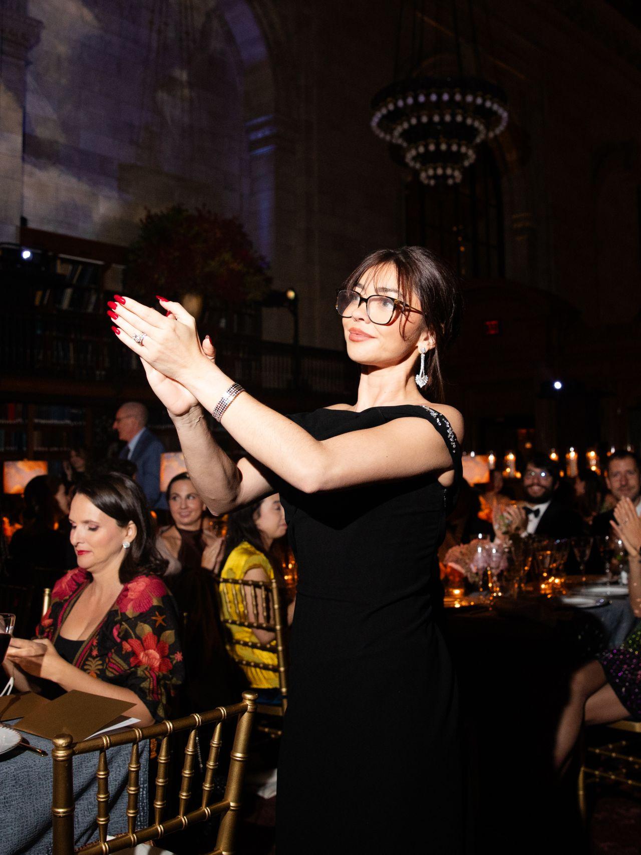 Orecchini a goccia con diamanti in oro bianco 18K in vendita 6