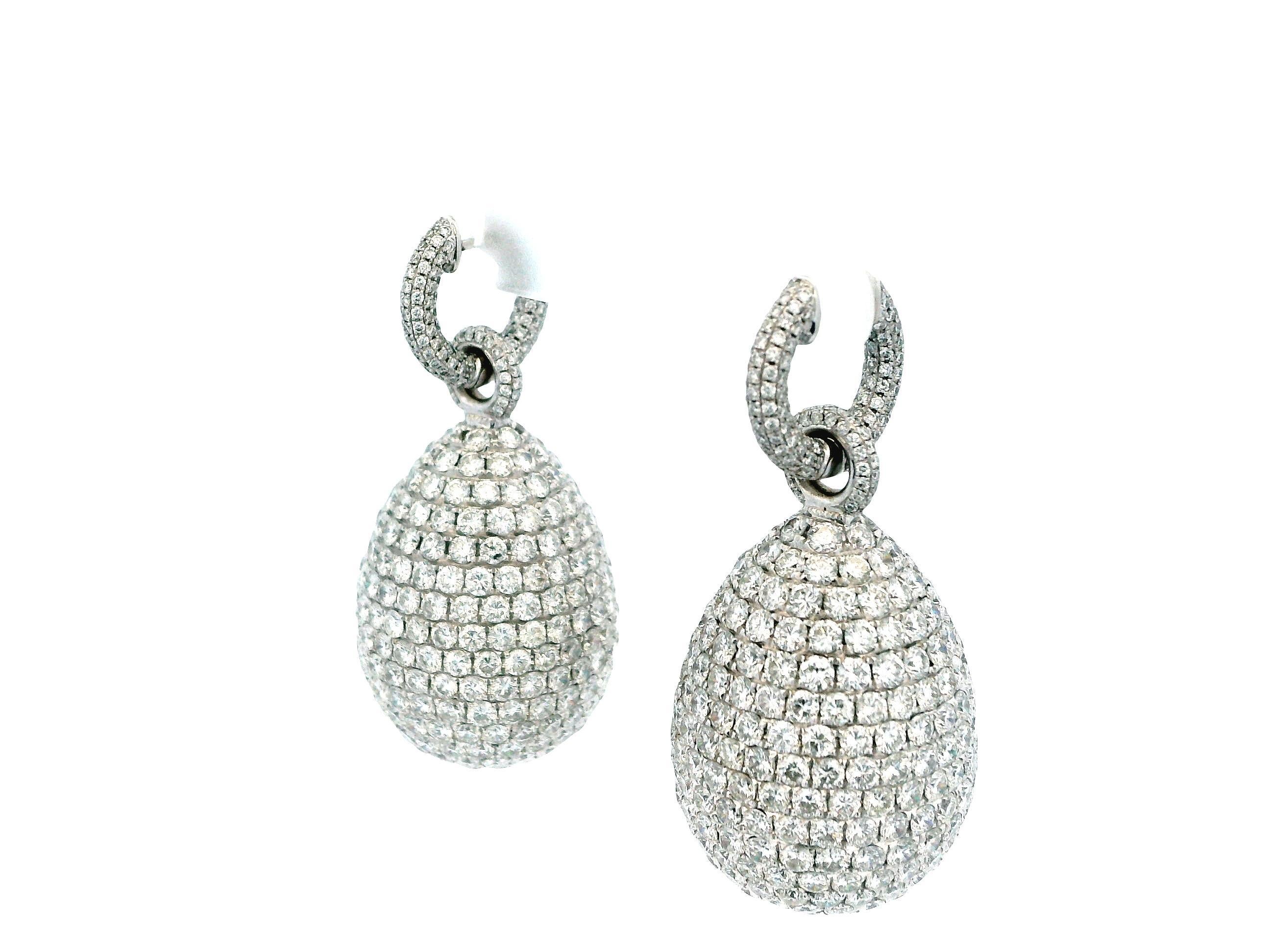 These exquisite drop earrings exemplify modern luxury. Each earring features a stunning arrangement of round, white diamonds, meticulously set to create a captivating sparkle. With a total carat weight of 32.0, the diamonds exhibit a clarity of VS1