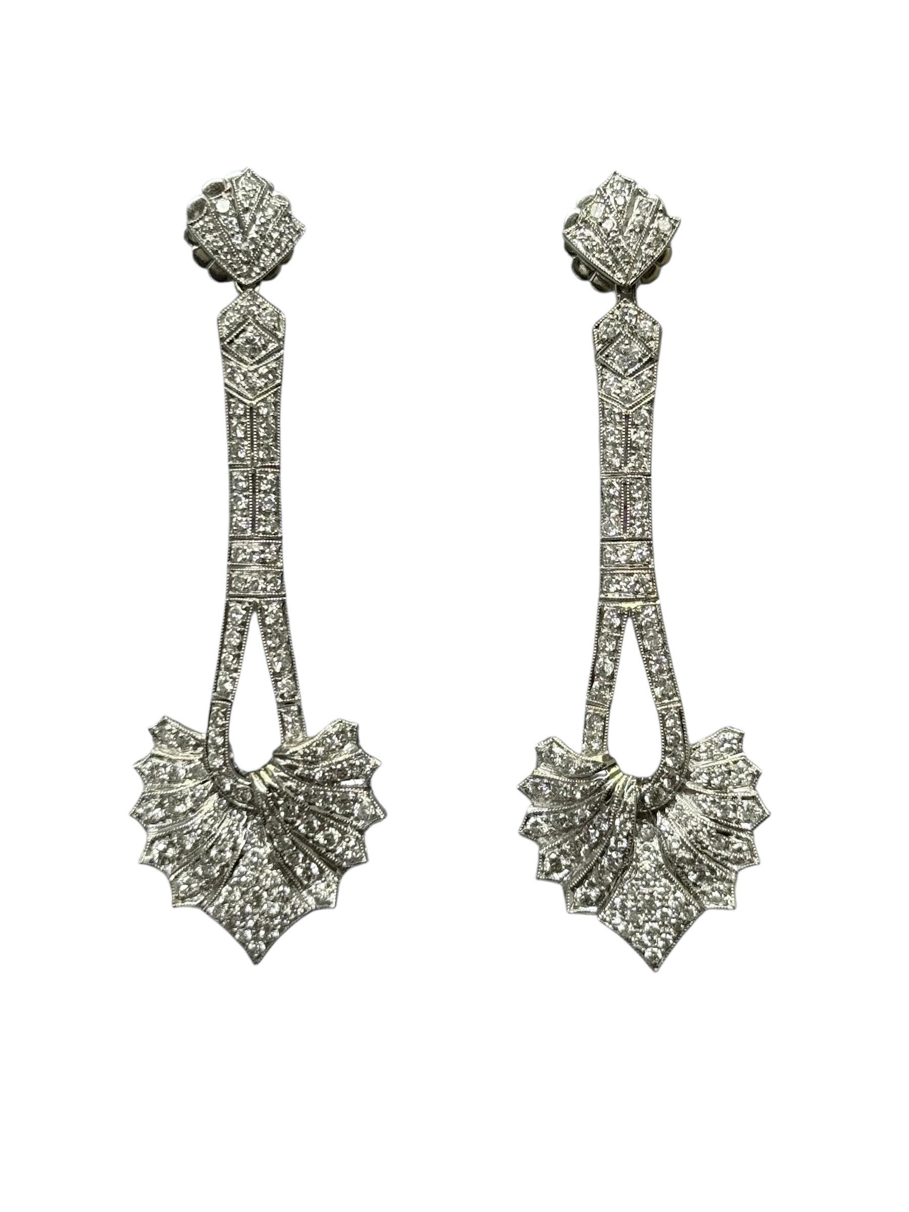 Une extraordinaire paire de boucles d'oreilles en or blanc 18 carats, serties de 218 diamants ronds de taille brillant totalisant environ 3,5 carats (couleur I/J, pureté SI1). Le design présente une forte géométrie inspirée de l'Art déco, avec des