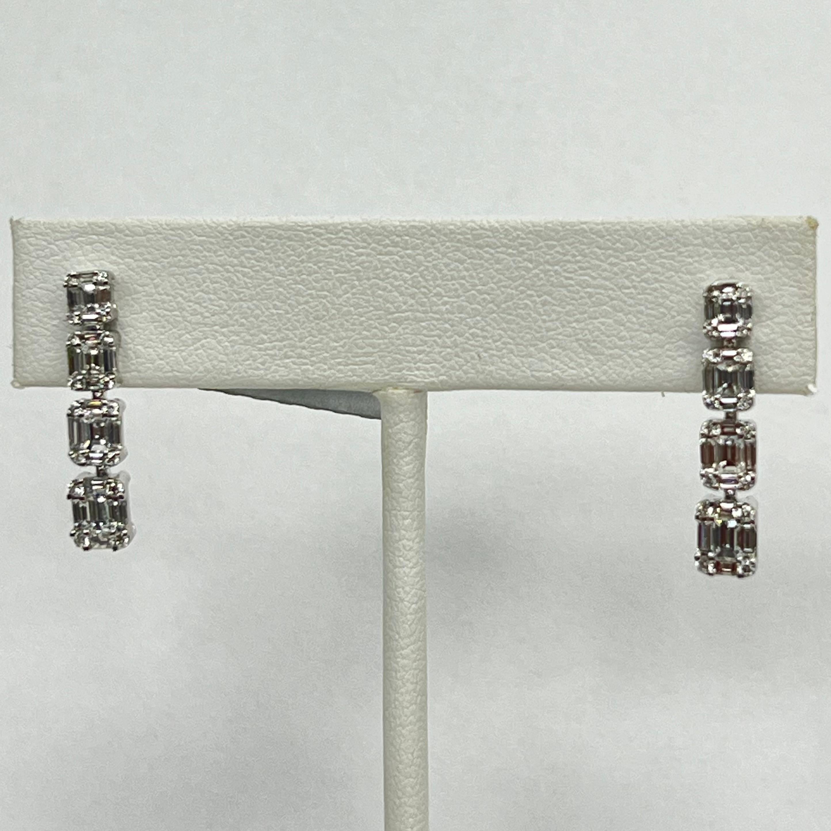 Moderno 18K White Gold Diamond Drop Earrings in vendita