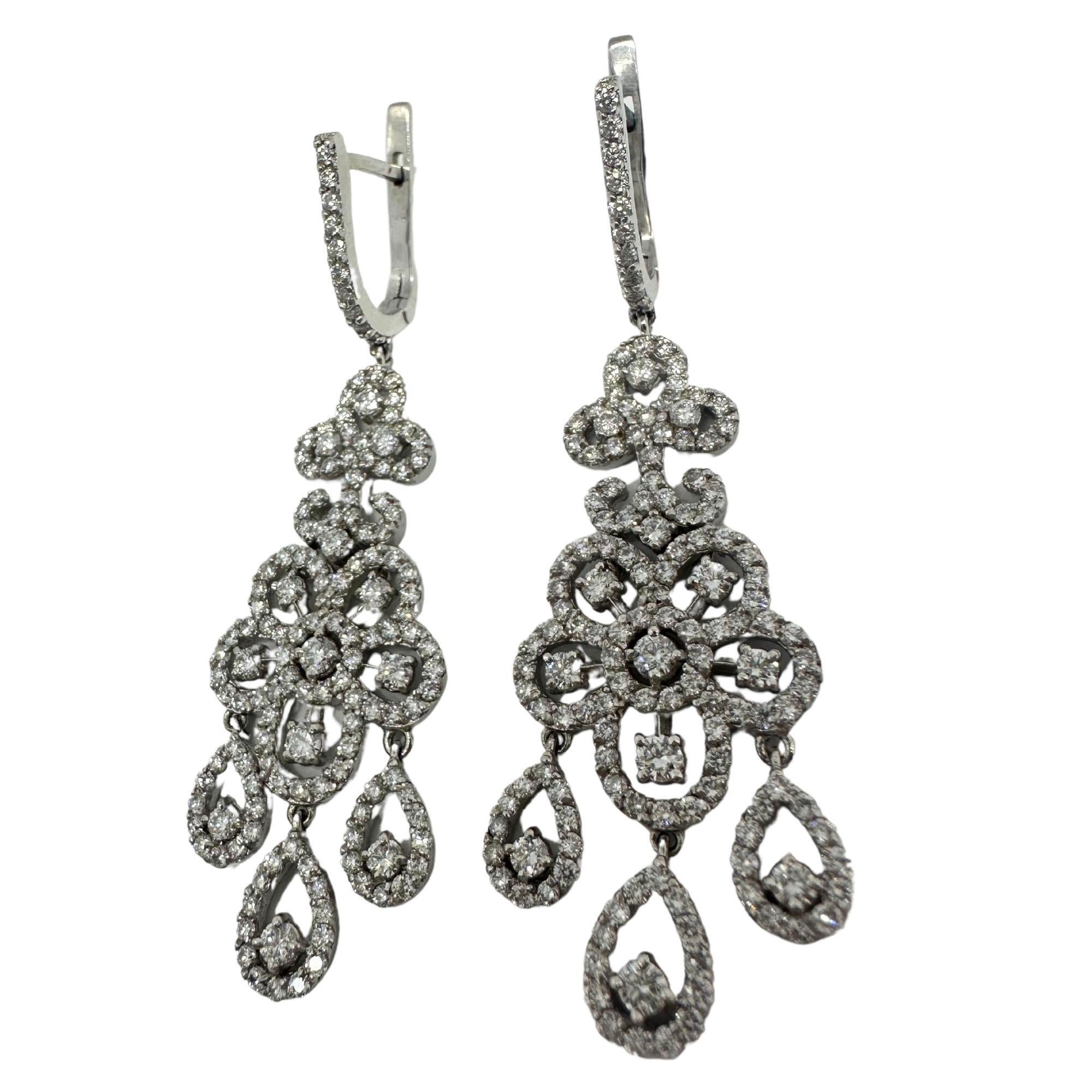 Taille ronde Boucles d'oreilles pendantes en or blanc 18K avec diamants en vente