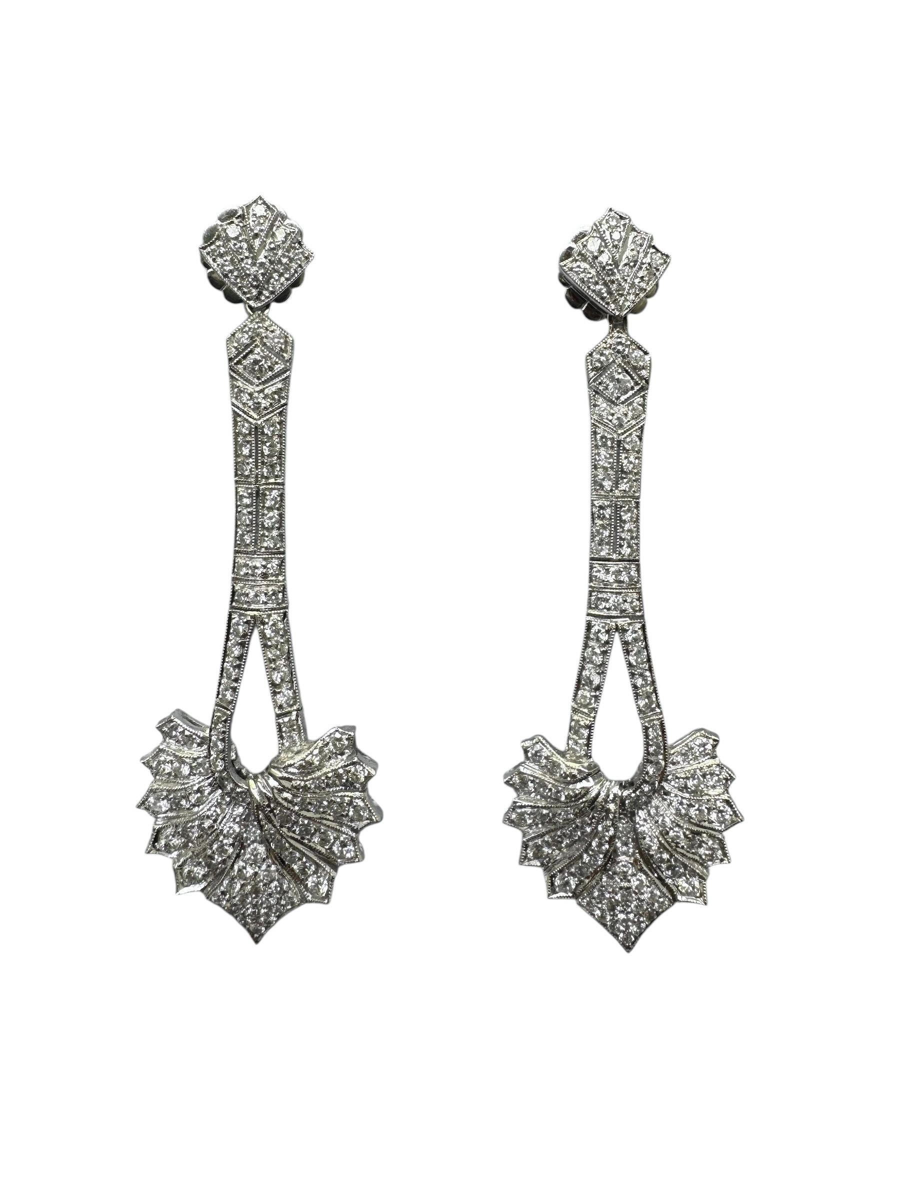 Taille brillant Boucles d'oreilles pendantes en or blanc 18K avec diamants en vente