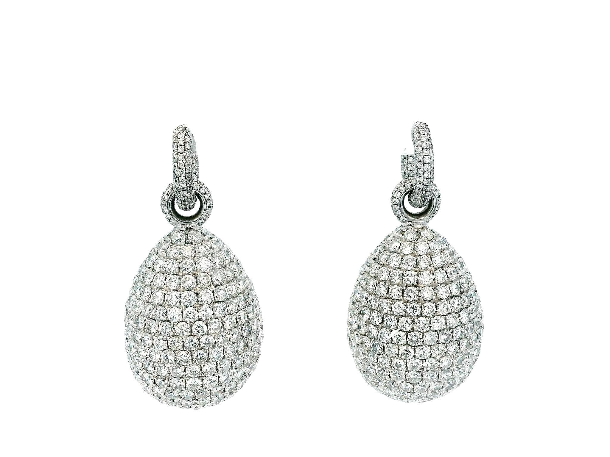 18k White Gold Diamond Drop Earrings In Good Condition For Sale In Great Neck Plaza, NY