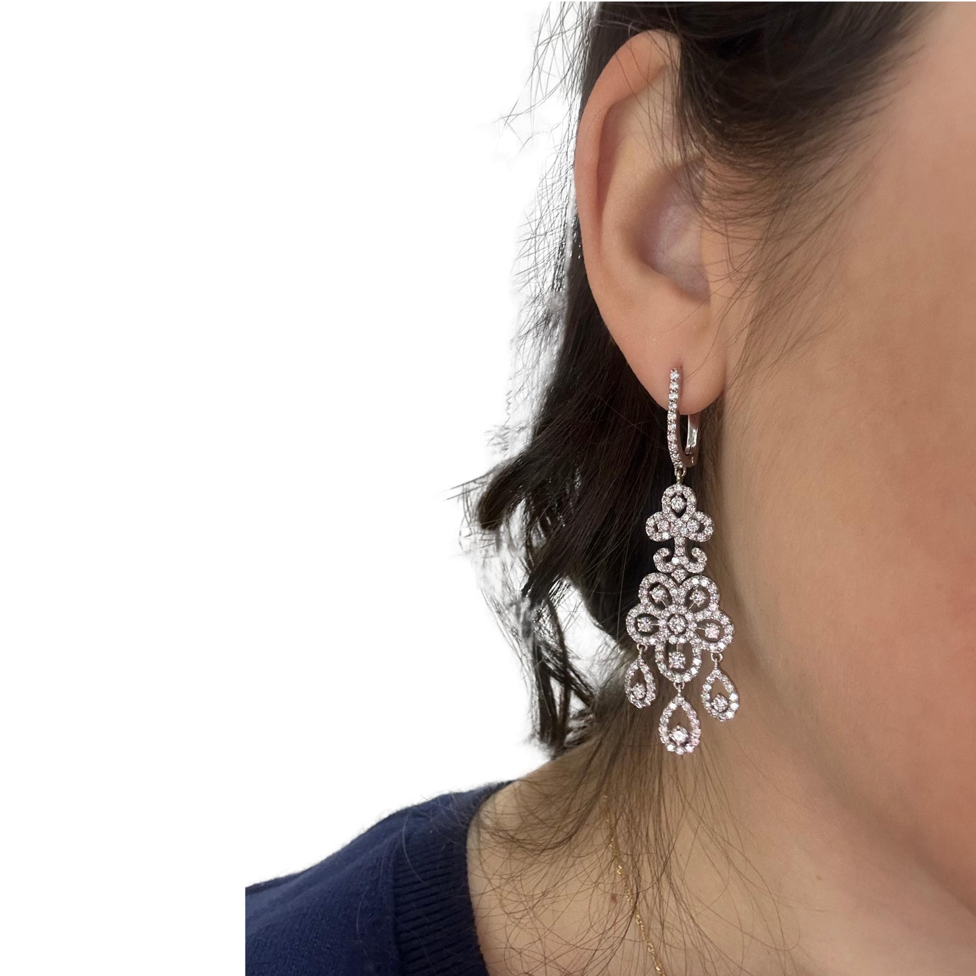 Boucles d'oreilles pendantes en or blanc 18K avec diamants Bon état - En vente à New York, NY
