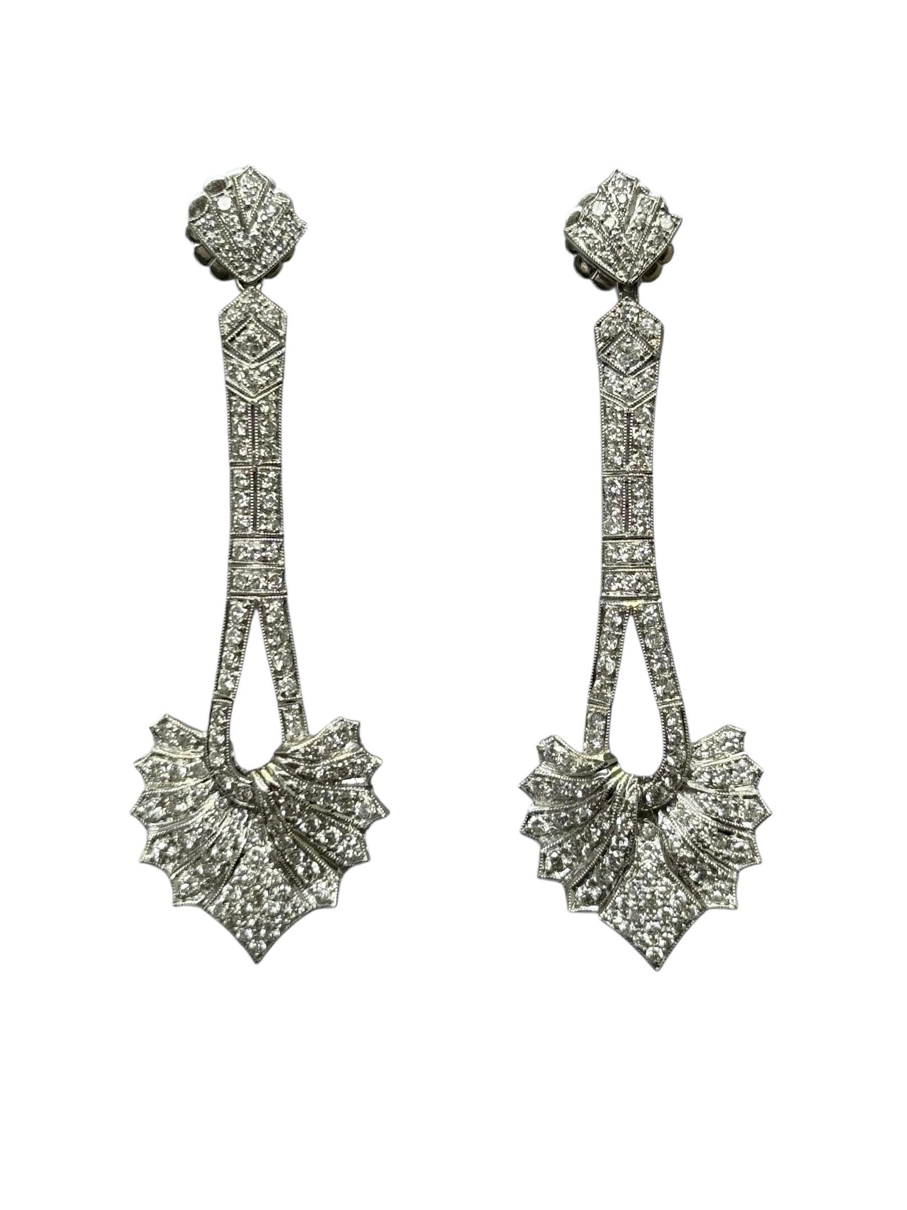 Boucles d'oreilles pendantes en or blanc 18K avec diamants Excellent état - En vente à Great Neck Plaza, NY