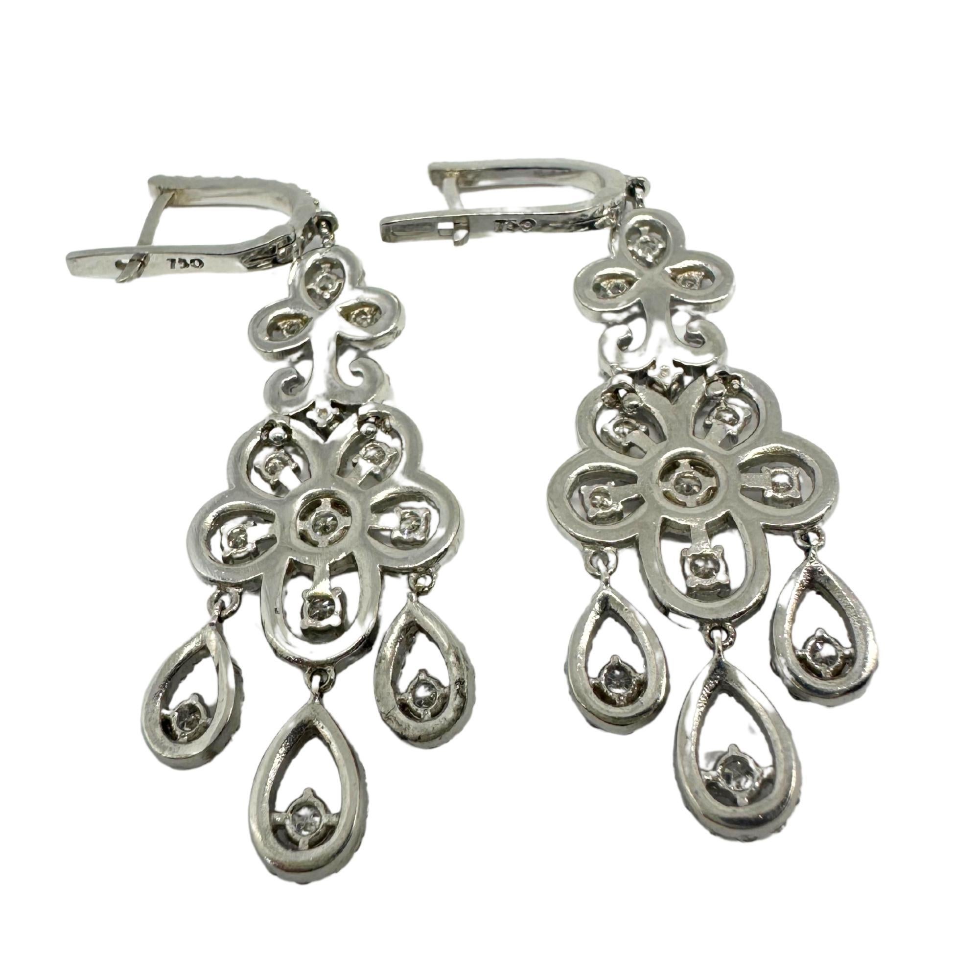 Boucles d'oreilles pendantes en or blanc 18K avec diamants Pour femmes en vente