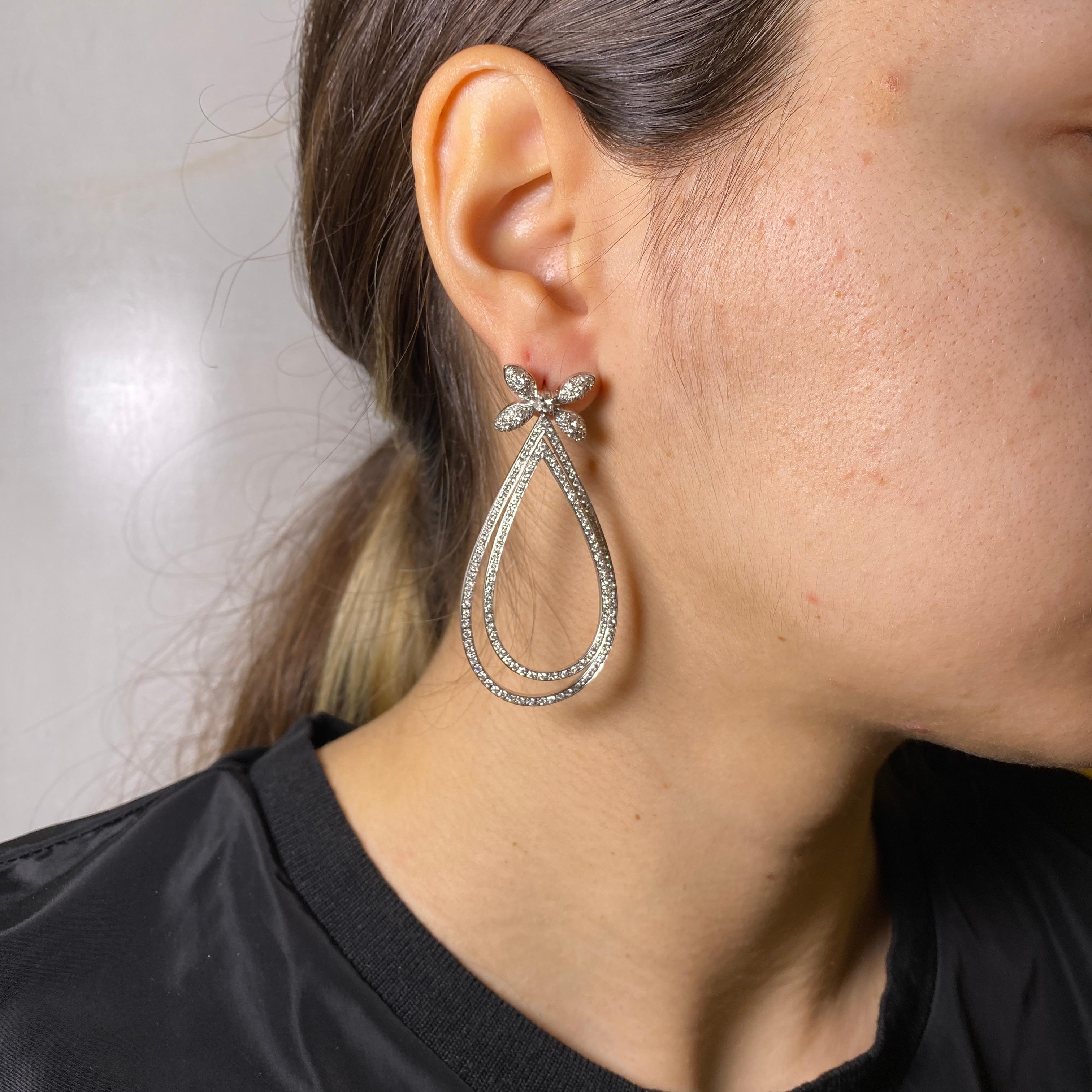 18K White Gold Diamond Drop Earrings For Sale 1