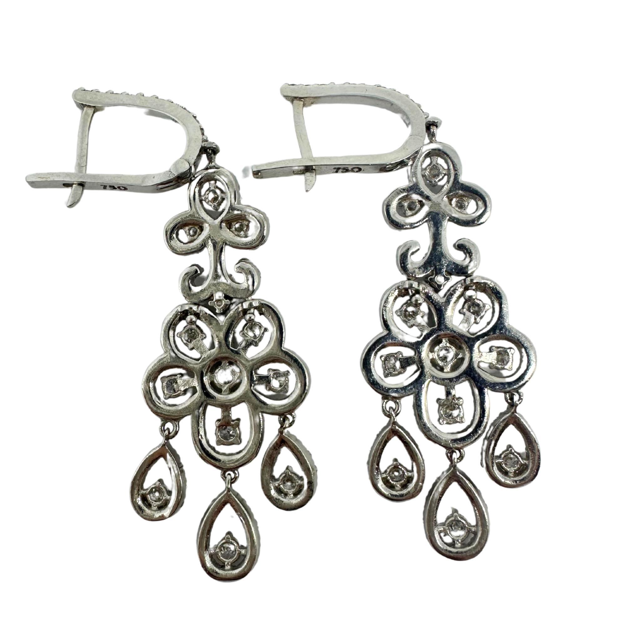 Boucles d'oreilles pendantes en or blanc 18K avec diamants en vente 1