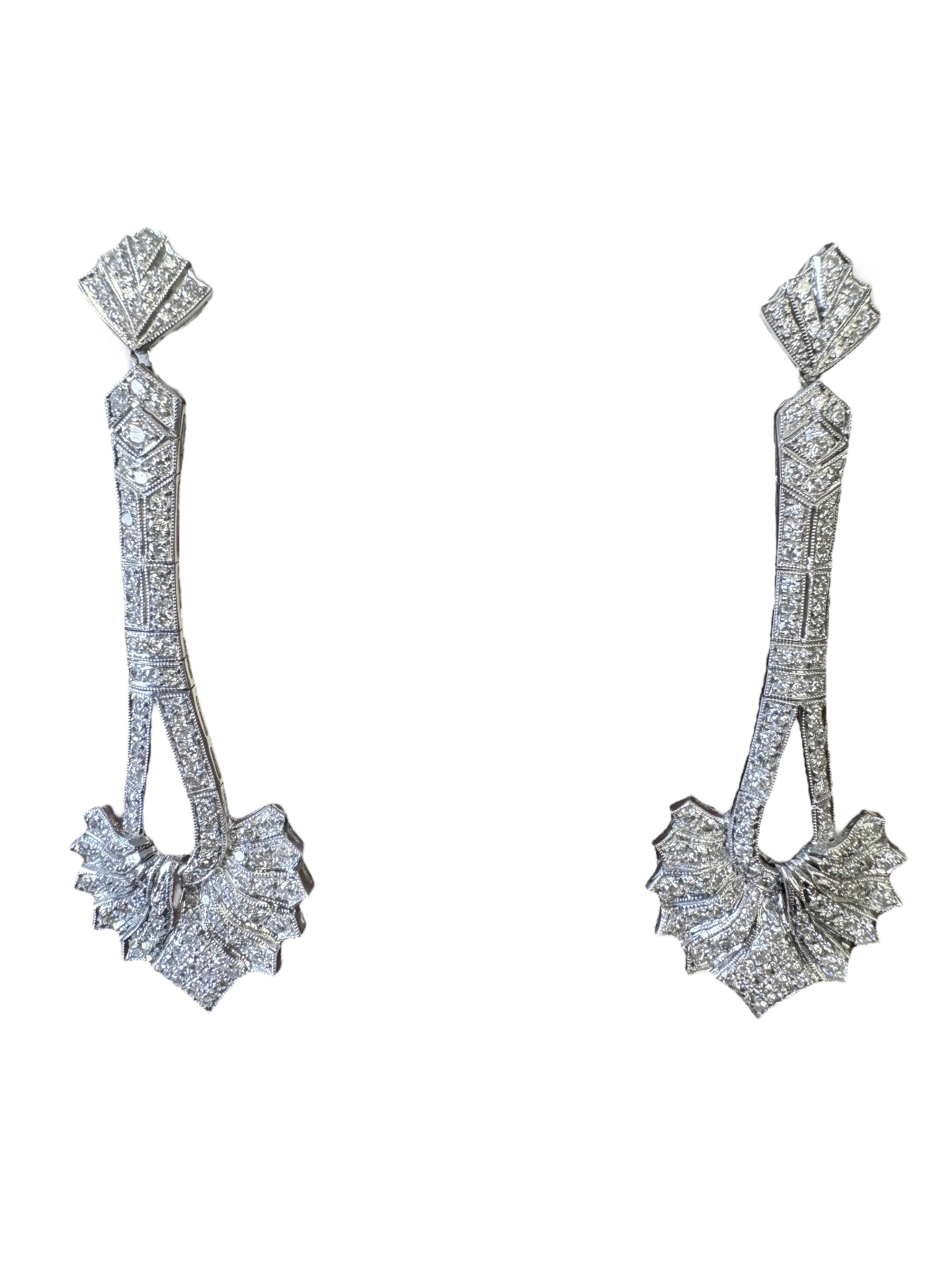 Boucles d'oreilles pendantes en or blanc 18K avec diamants en vente 1