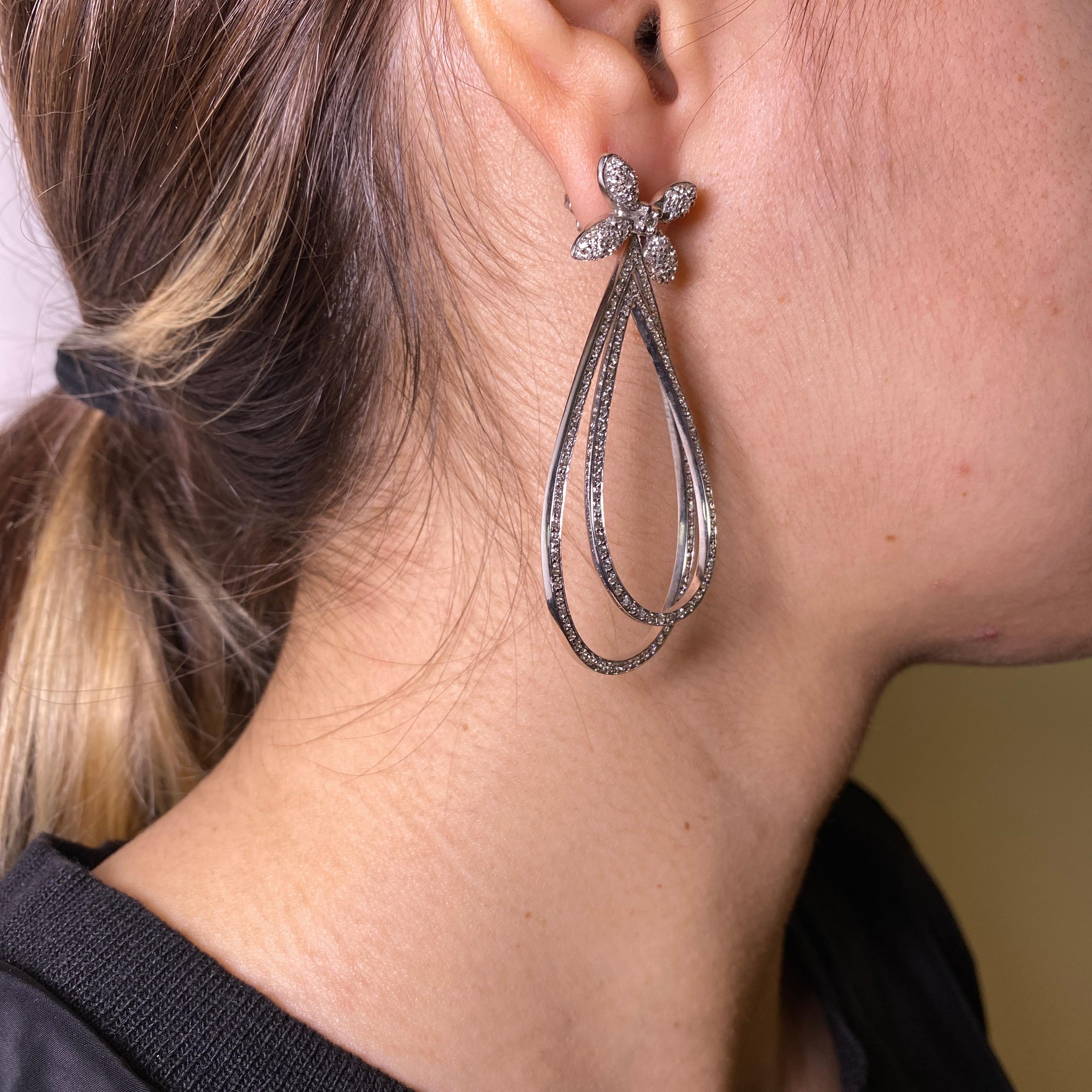18K White Gold Diamond Drop Earrings For Sale 2