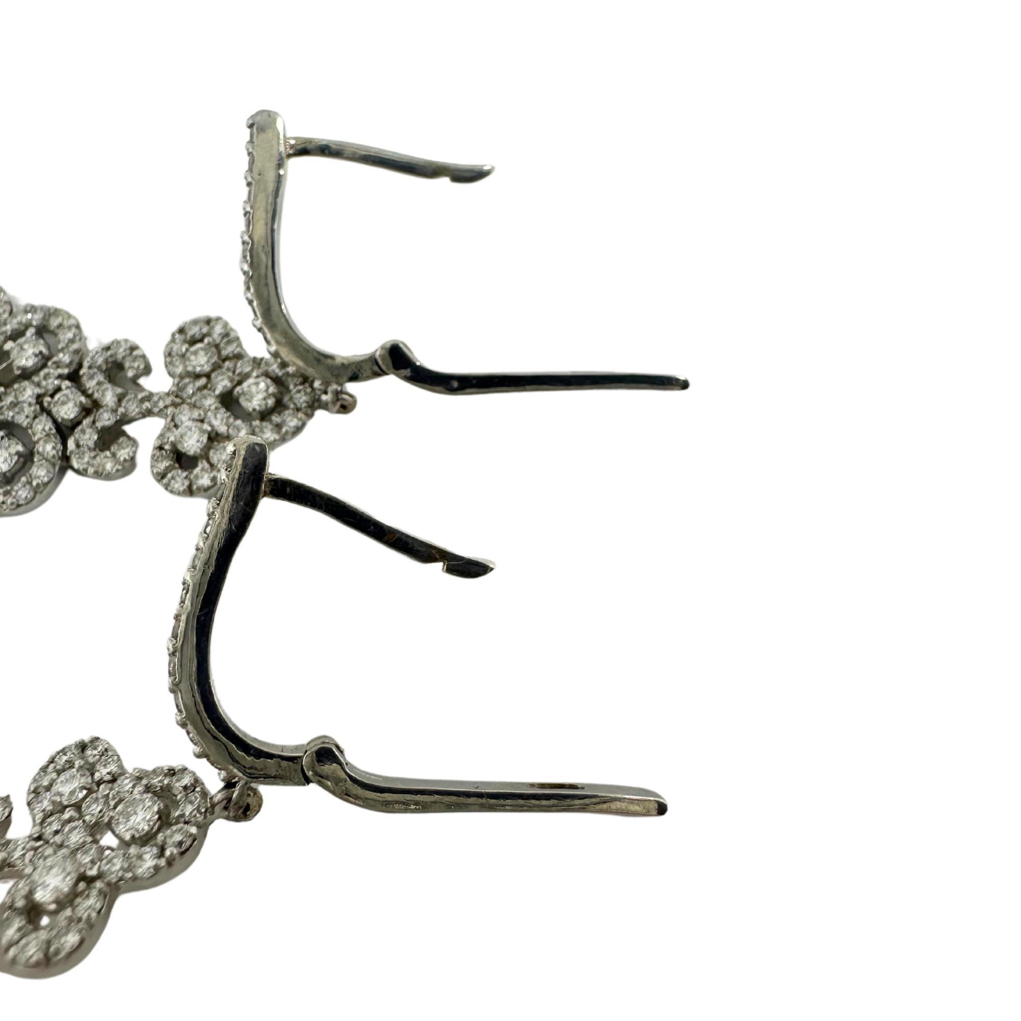 Boucles d'oreilles pendantes en or blanc 18K avec diamants en vente 2