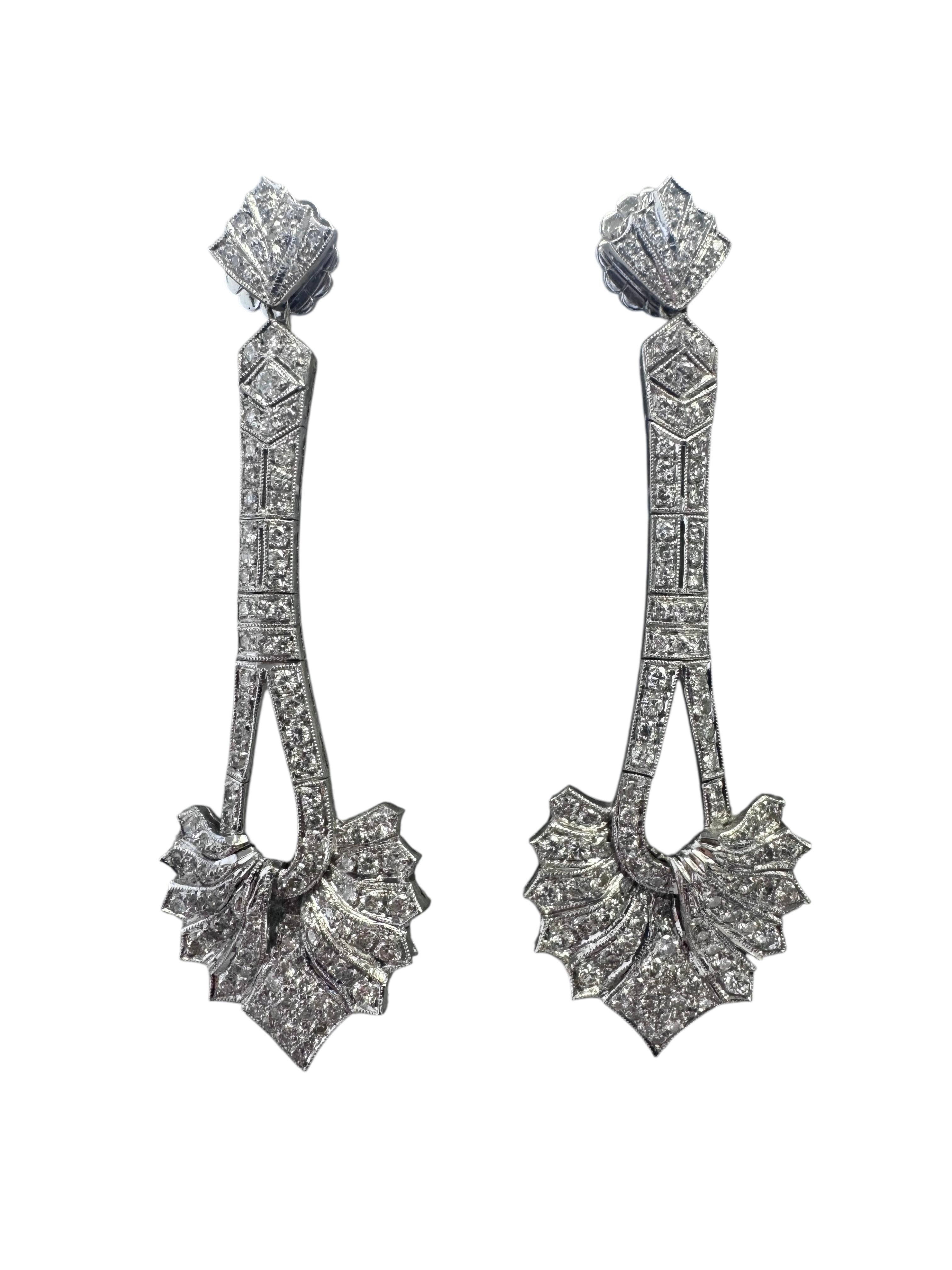 Boucles d'oreilles pendantes en or blanc 18K avec diamants en vente 2