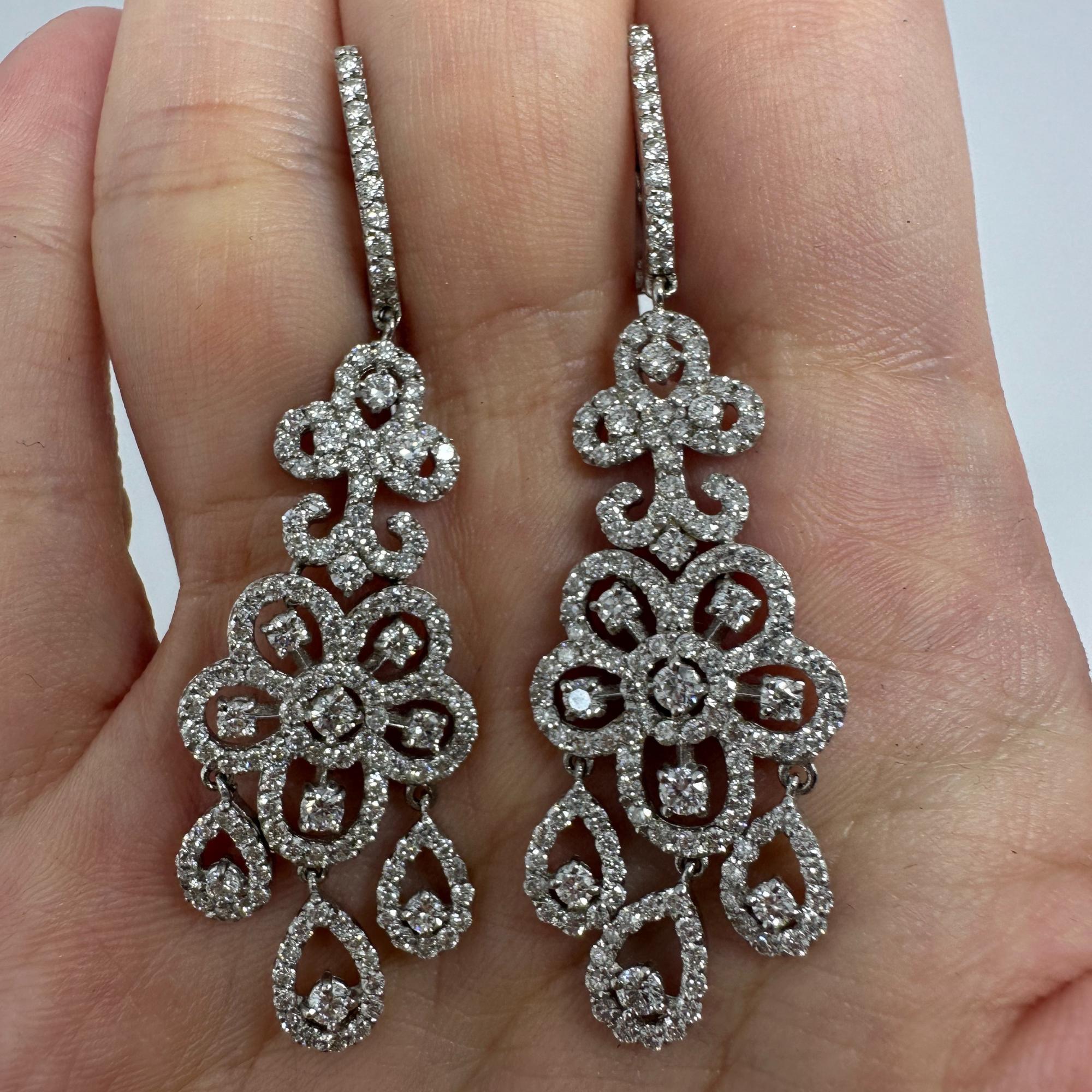 Boucles d'oreilles pendantes en or blanc 18K avec diamants en vente 3