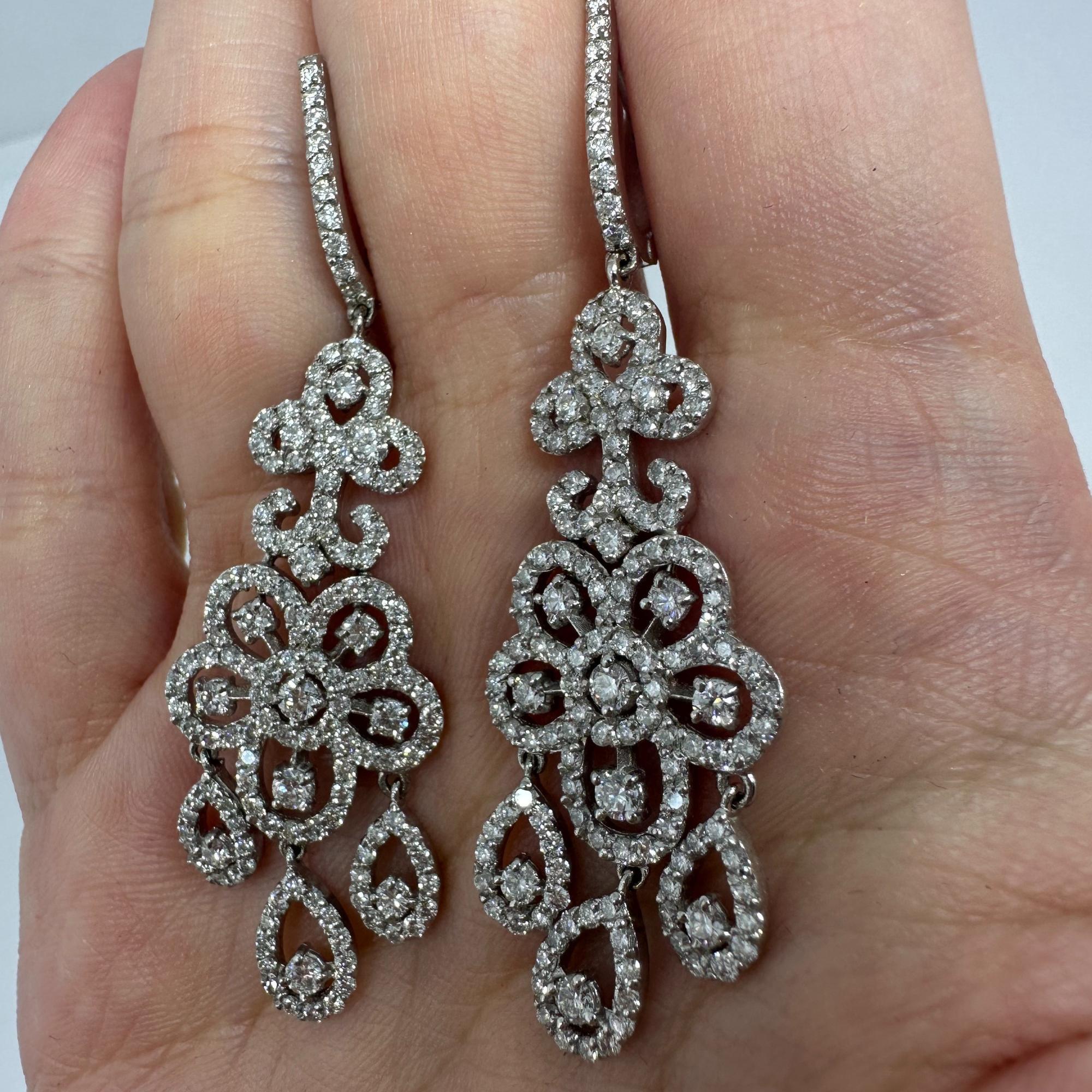 Boucles d'oreilles pendantes en or blanc 18K avec diamants en vente 4