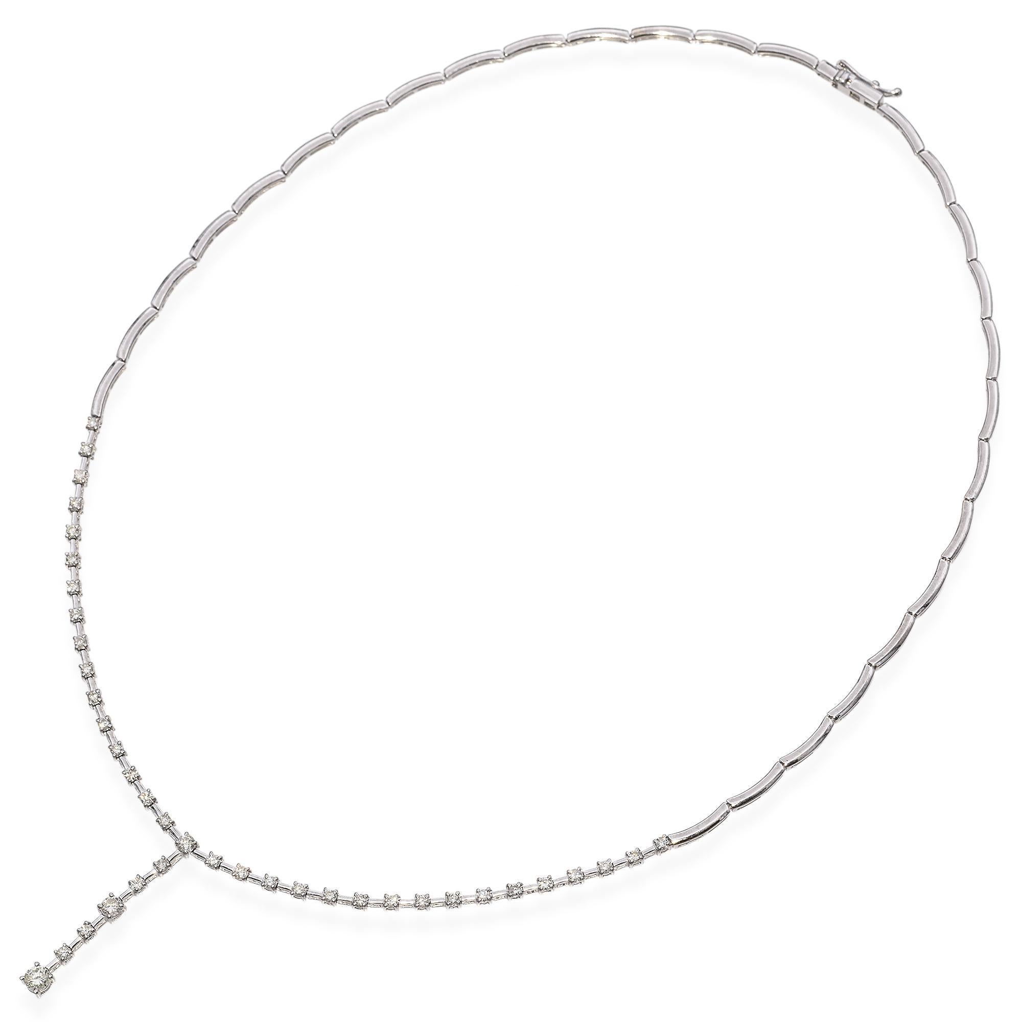 Unterstreichen Sie Ihre Eleganz mit dieser atemberaubenden Halskette aus schlichtem Weißgold, die mit einem zarten Arrangement aus funkelnden Diamanten im Rundschliff versehen ist.
Das asymmetrische Design sorgt für einen Hauch von Raffinesse und