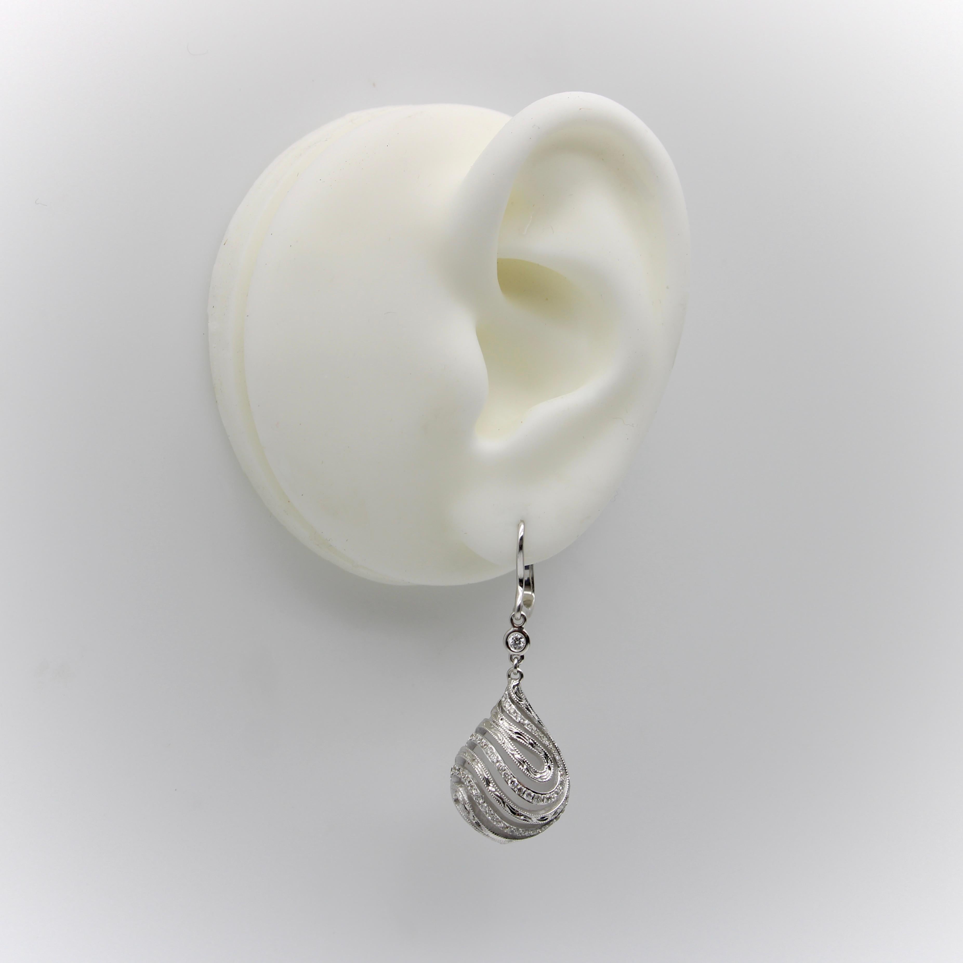 Orecchini di cristallo di rocca con diamante a goccia in oro bianco 18 carati con incastonatura a gabbia incisa a mano In condizioni ottime in vendita a Venice, CA