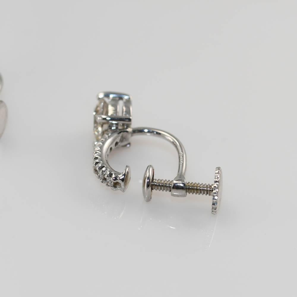 Orecchini con diamanti in oro bianco 18K, 1.60tdw, 3.7gr in vendita 1