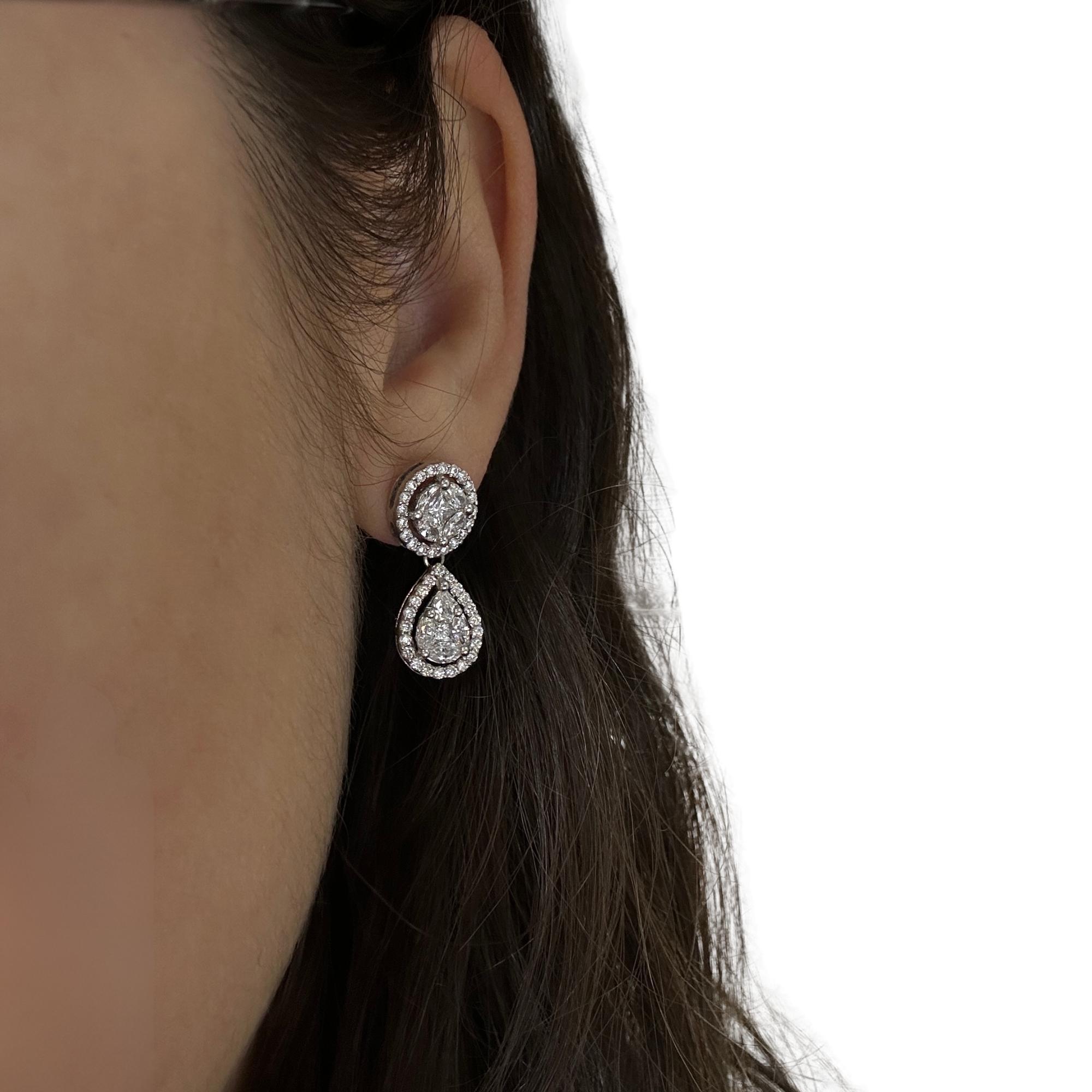 18K White Gold Diamond Earrings
Condition: In good condition with some minor surface wear consistent with age.
Length: 0.90 inches long
Width: 0.30 inches
Metal: 18k White Gold
Weight: 5.7 grams
Diamonds: 2.25 carats
