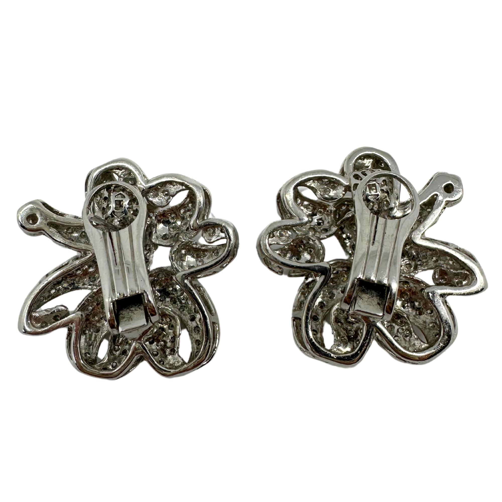 Orecchini con diamanti in oro bianco 18K
Condit: In buone condizioni, con qualche lieve usura superficiale dovuta all'età.
Lunghezza: 1.25 pollici
Larghezza: 1.10 pollici
Marcature: 18K