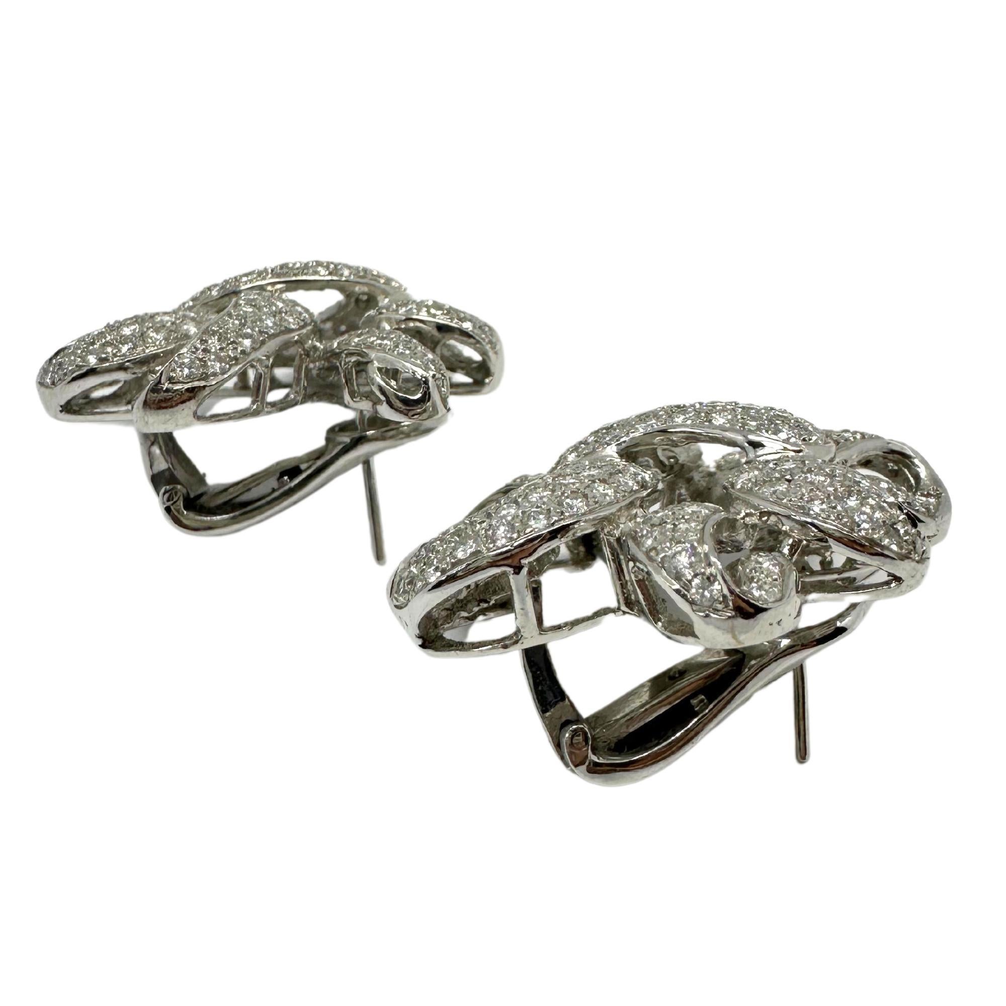 Orecchini con diamanti in oro bianco 18K In condizioni buone in vendita a New York, NY