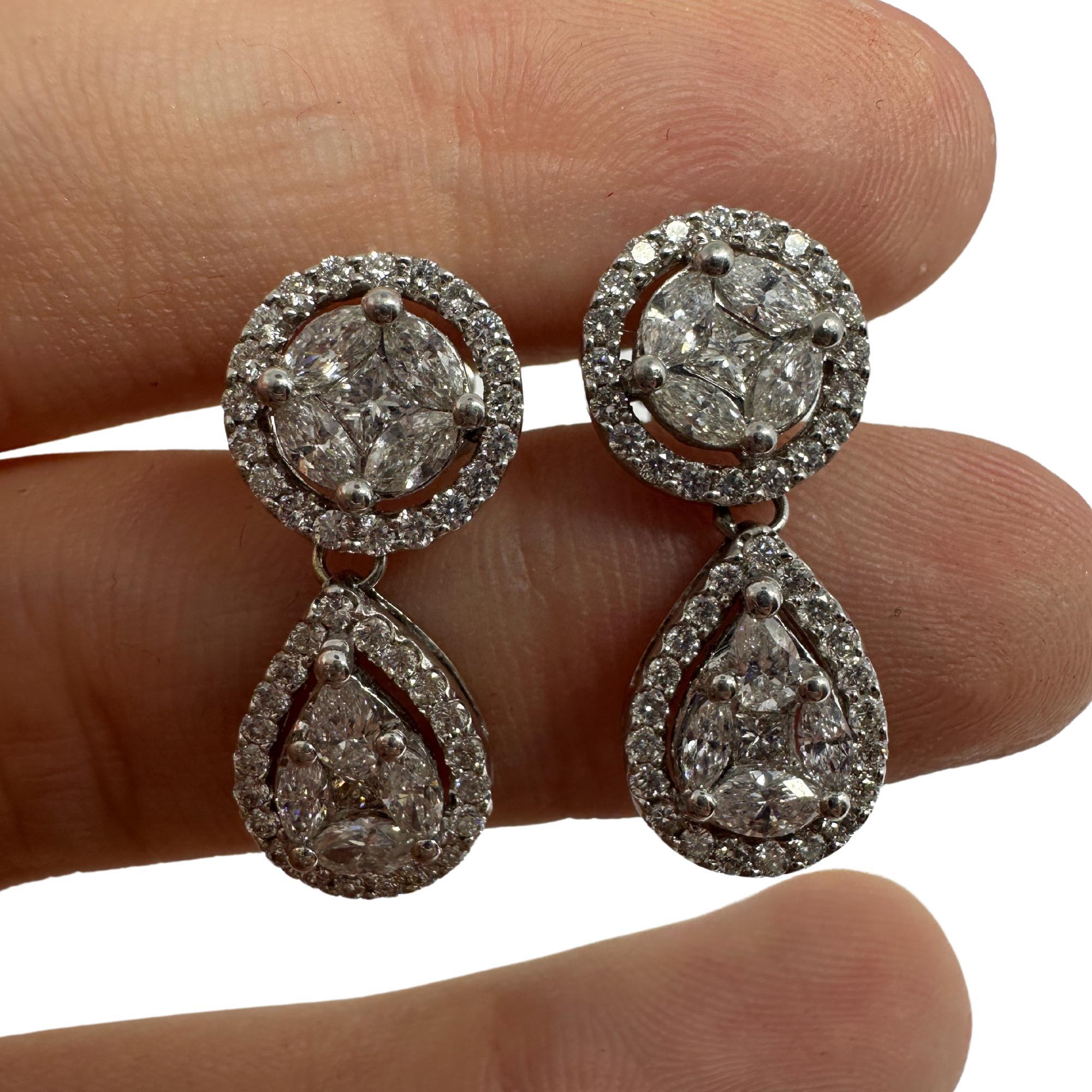 18K White Gold Diamond Earrings In Good Condition For Sale In New York, NY