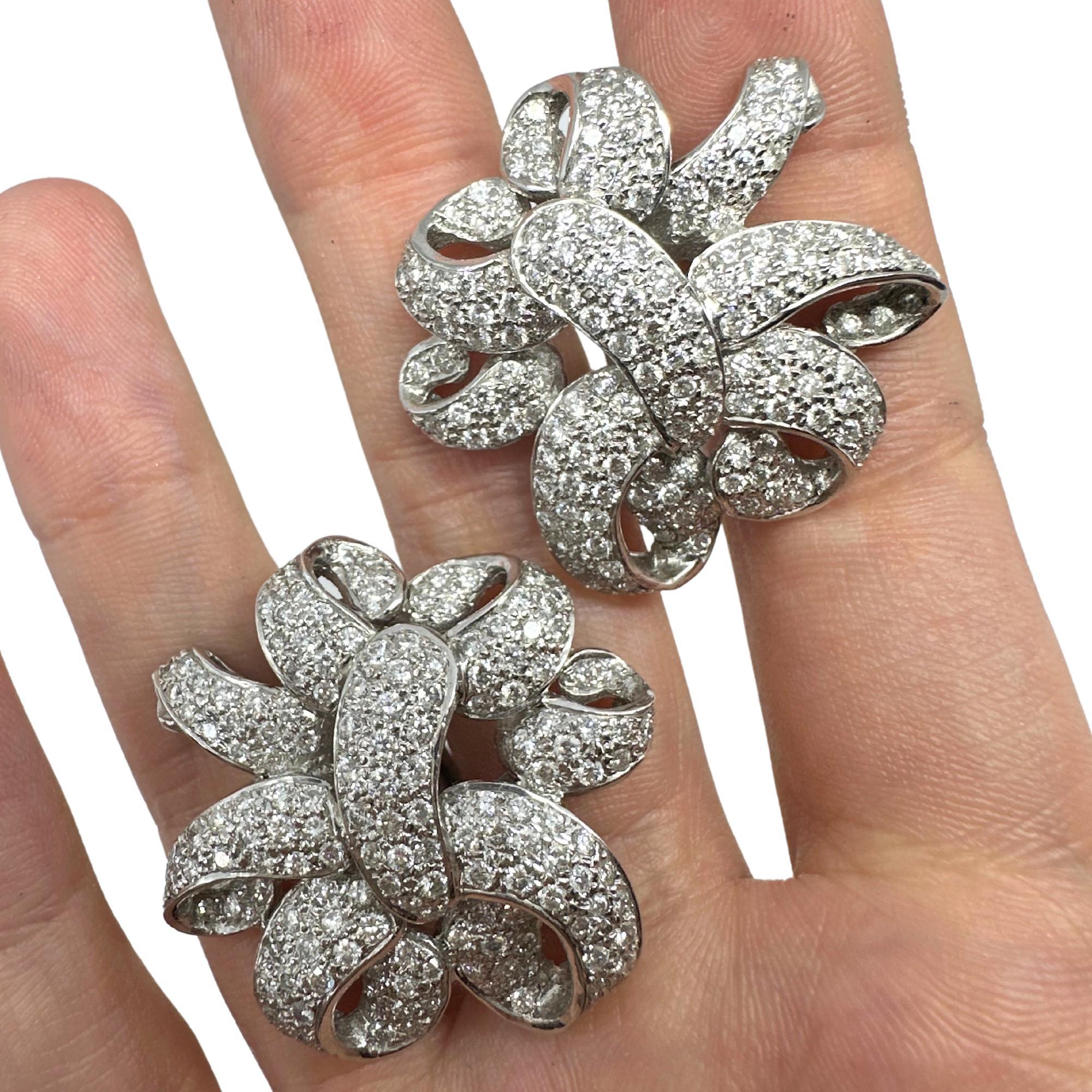 Orecchini con diamanti in oro bianco 18K in vendita 1