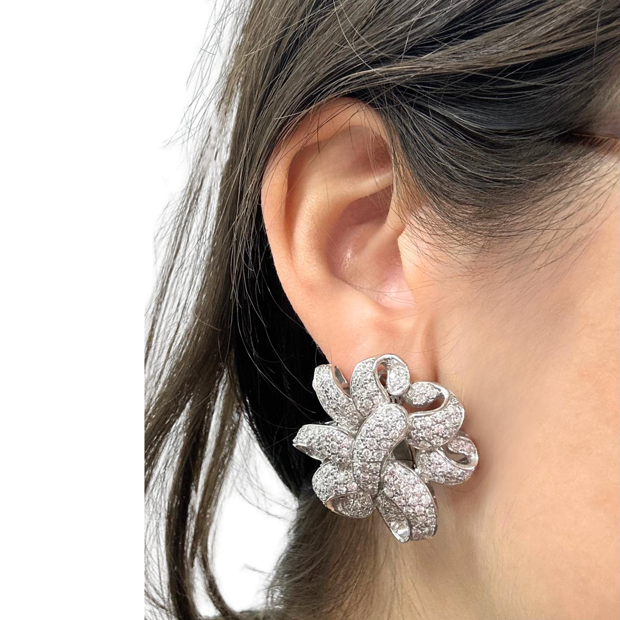 Orecchini con diamanti in oro bianco 18K in vendita 2