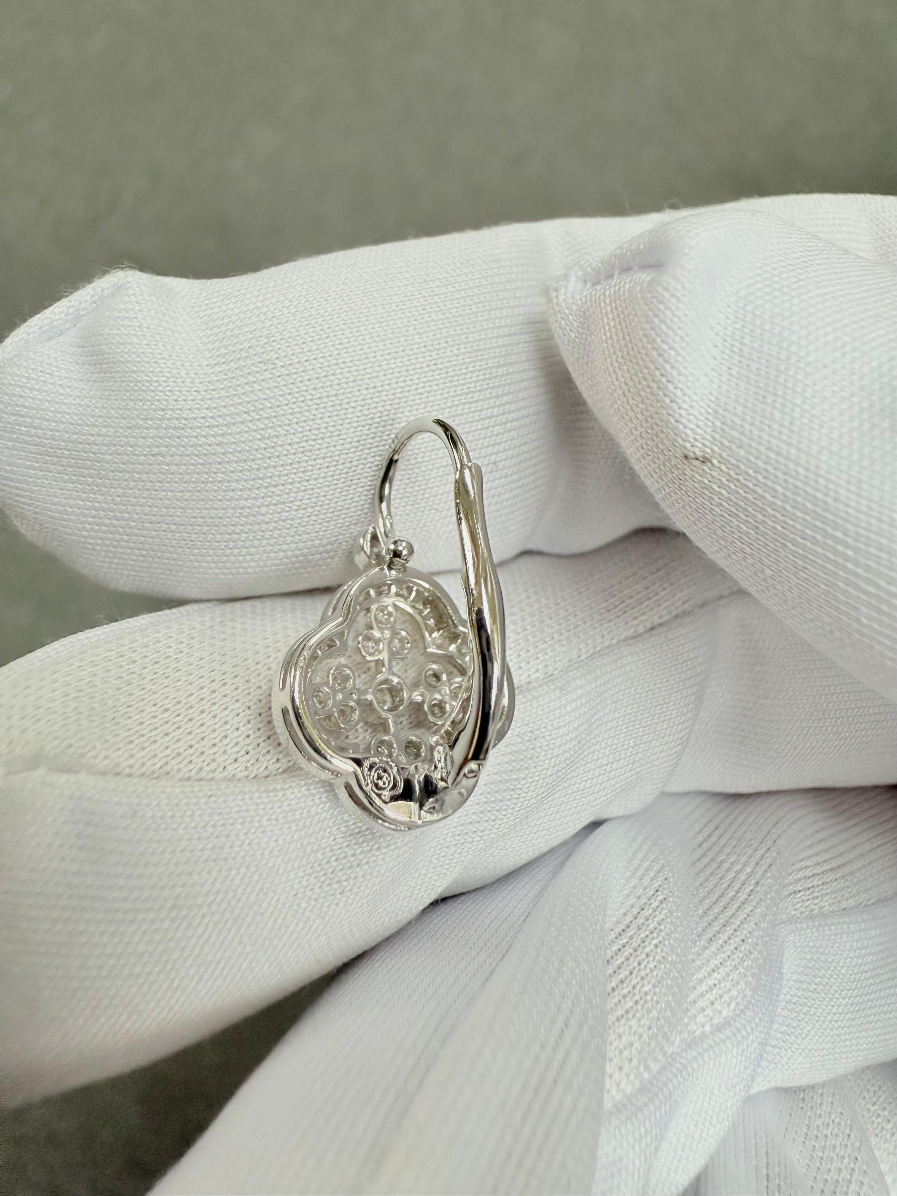 Boucles d'oreilles en or blanc 18k avec diamants sur Euro Wires en vente 4