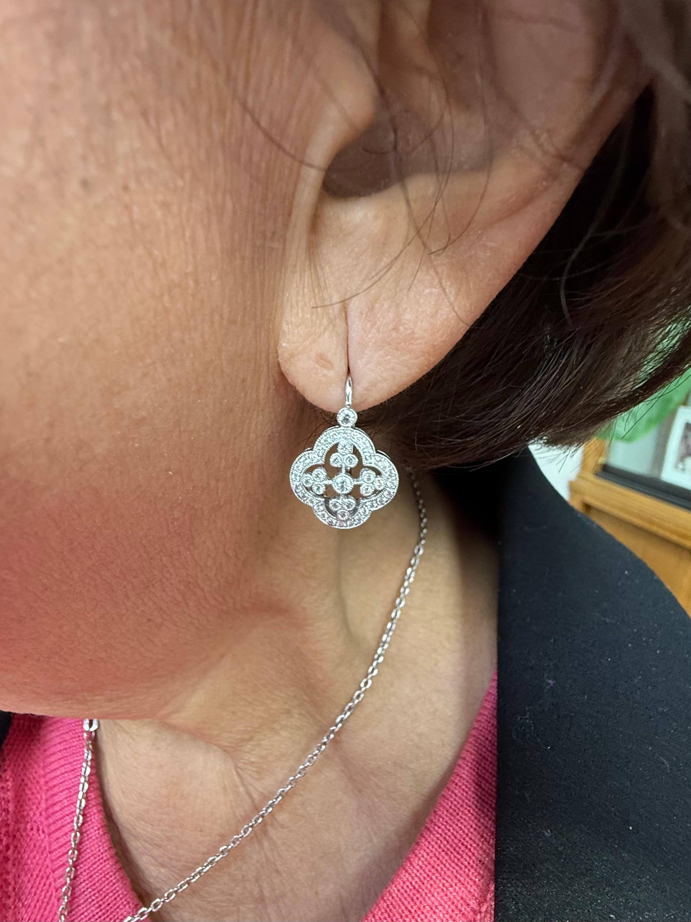 Orecchini con diamanti in oro bianco 18 carati su filo europeo.

Gli orecchini con diamanti in oro bianco 18 carati sono sospesi da fili di Euro.  Ben progettati e realizzati, questi orecchini aggiungono un tocco di eleganza alle orecchie.  Sono