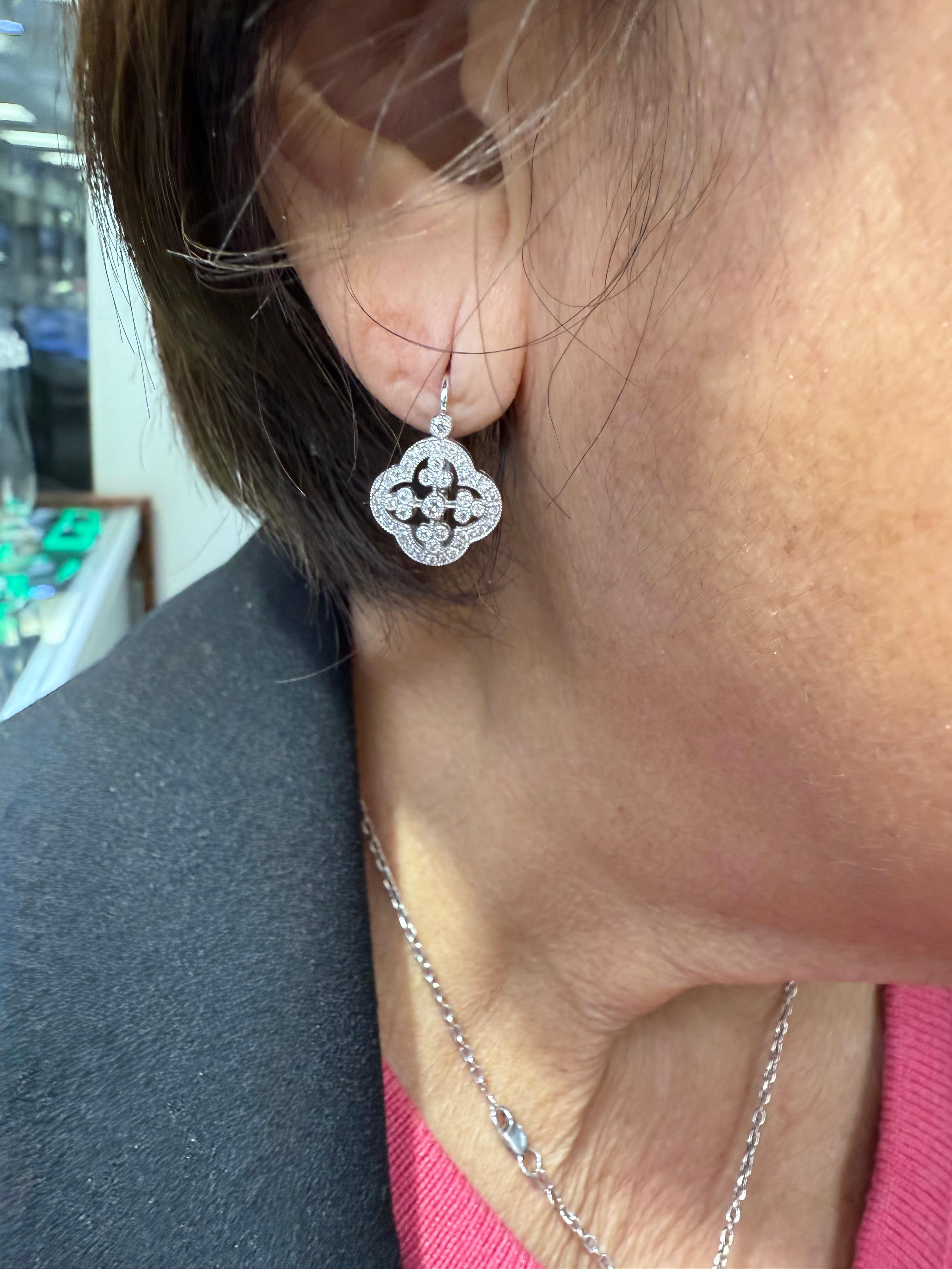 Contemporaneo Orecchini con diamanti in oro bianco 18 carati su filo europeo in vendita