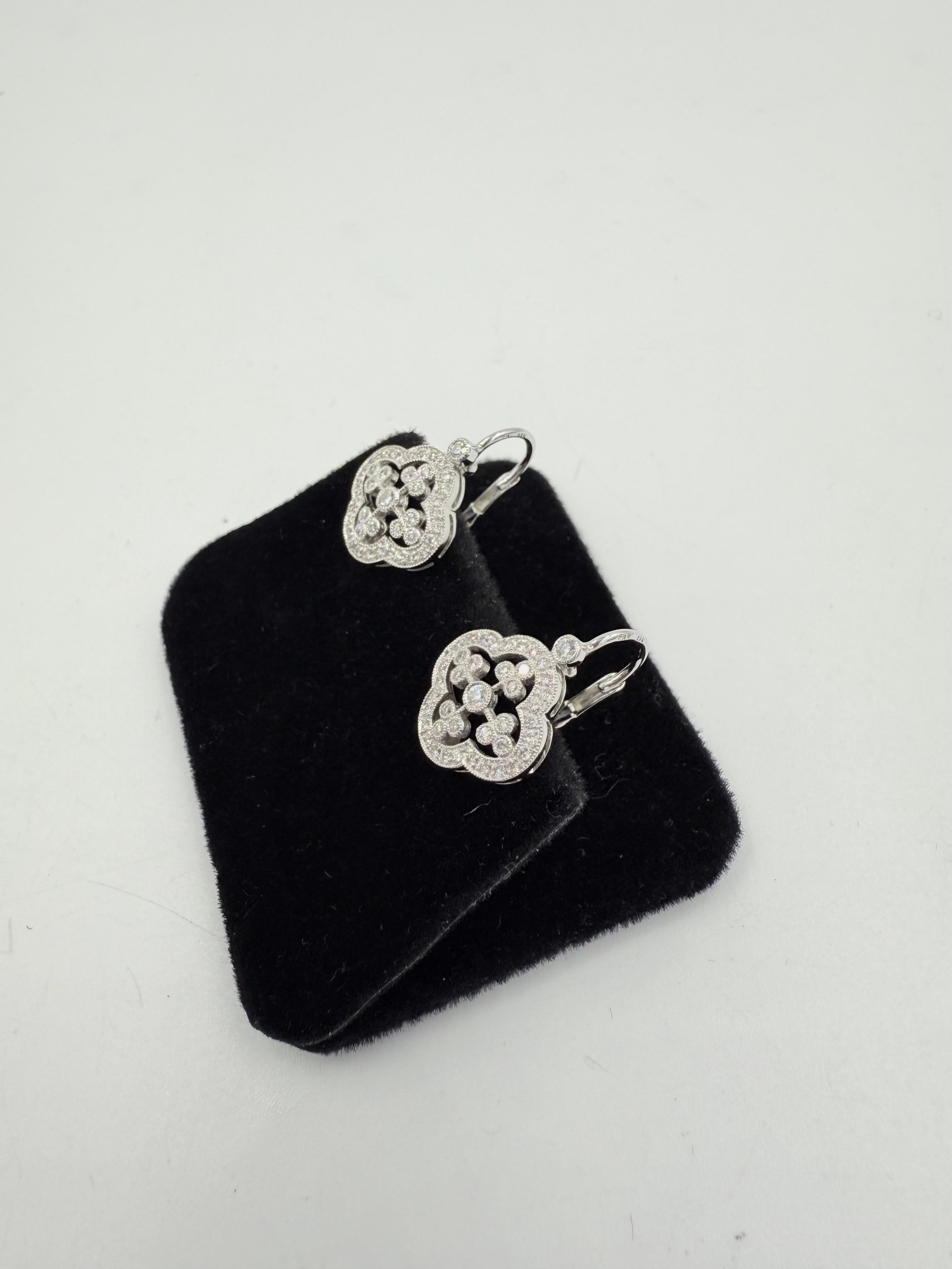 Boucles d'oreilles en or blanc 18k avec diamants sur fils Euro.

Les boucles d'oreilles en or blanc 18k et diamant sont suspendues à des fils d'euro.  Bien conçues et exécutées, ces boucles d'oreilles ajoutent une touche d'élégance aux oreilles. 