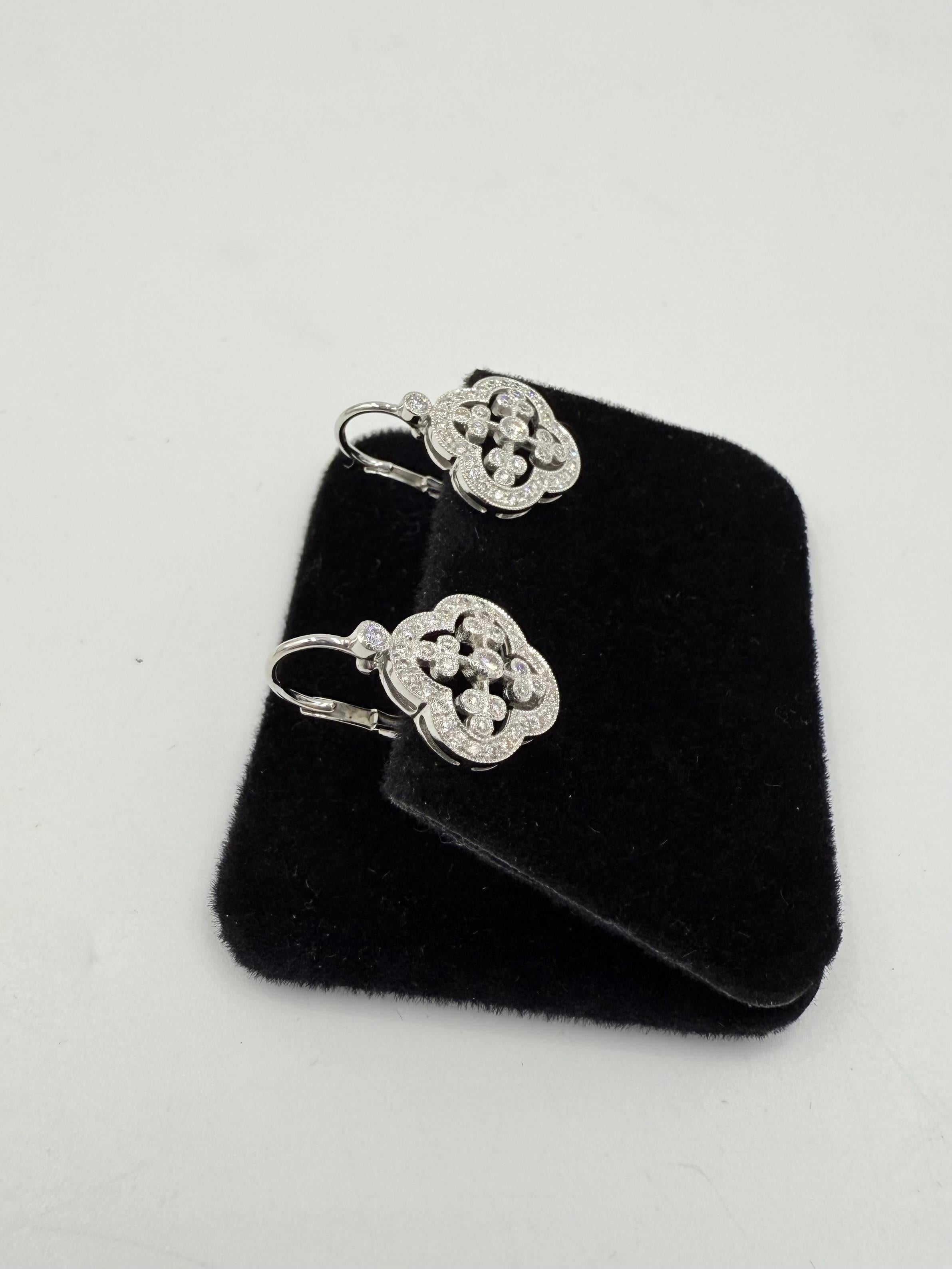 Contemporain Boucles d'oreilles en or blanc 18k avec diamants sur Euro Wires en vente