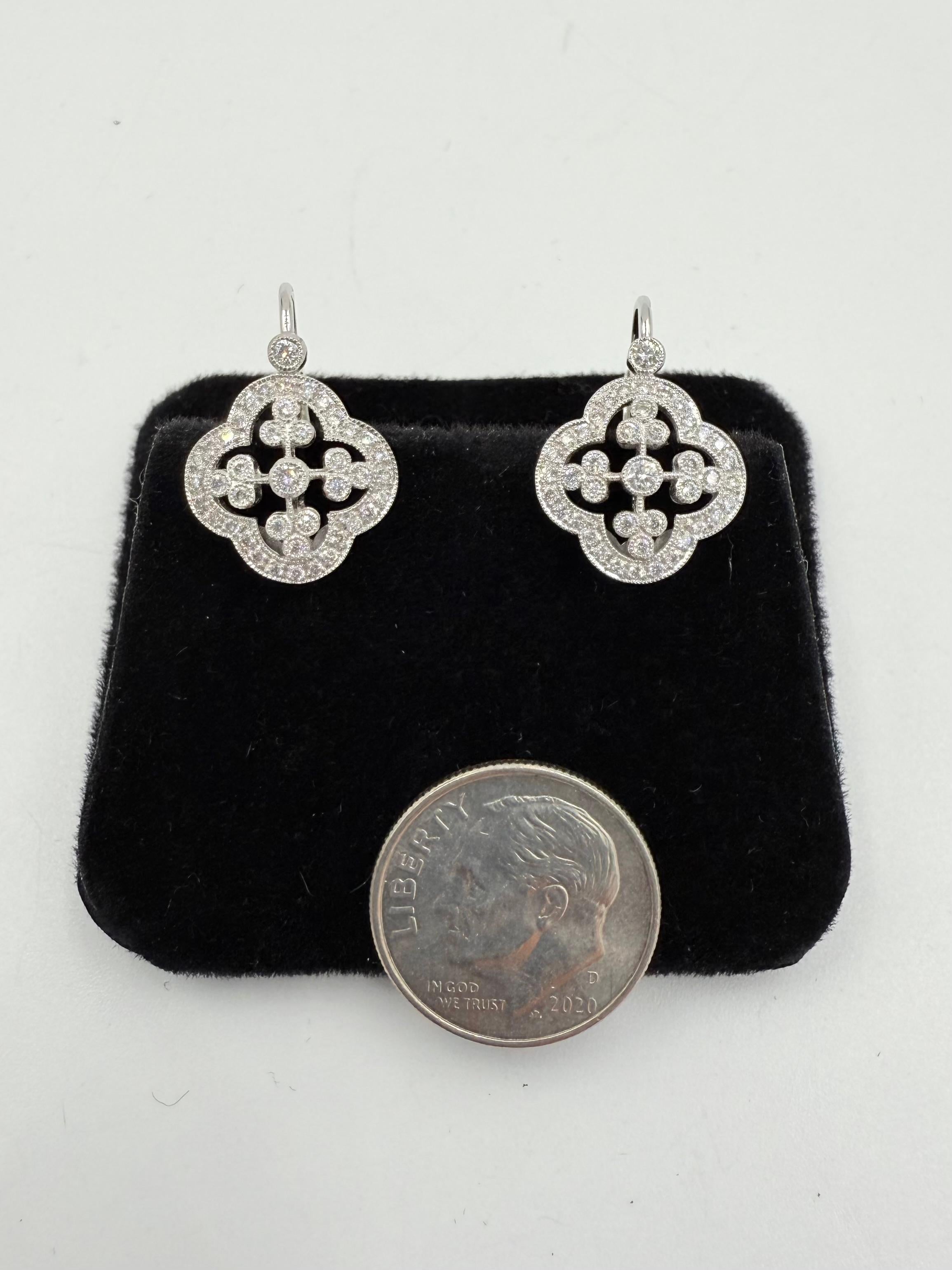 Taille ronde Boucles d'oreilles en or blanc 18k avec diamants sur Euro Wires en vente