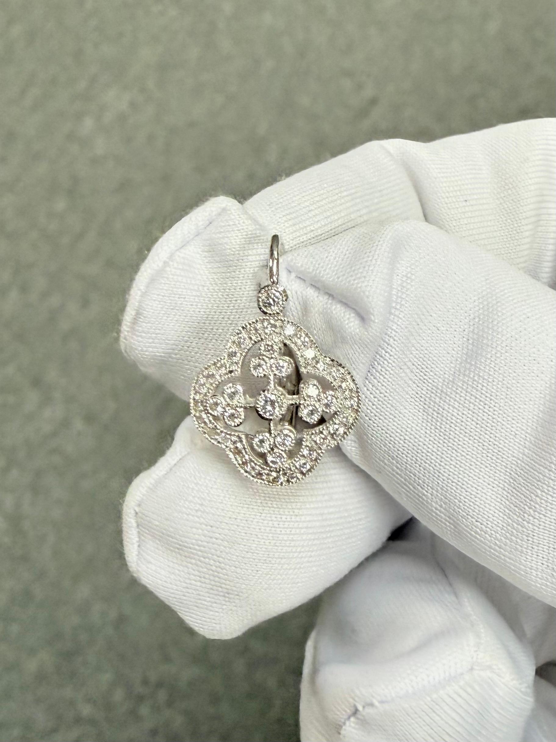 Boucles d'oreilles en or blanc 18k avec diamants sur Euro Wires en vente 1