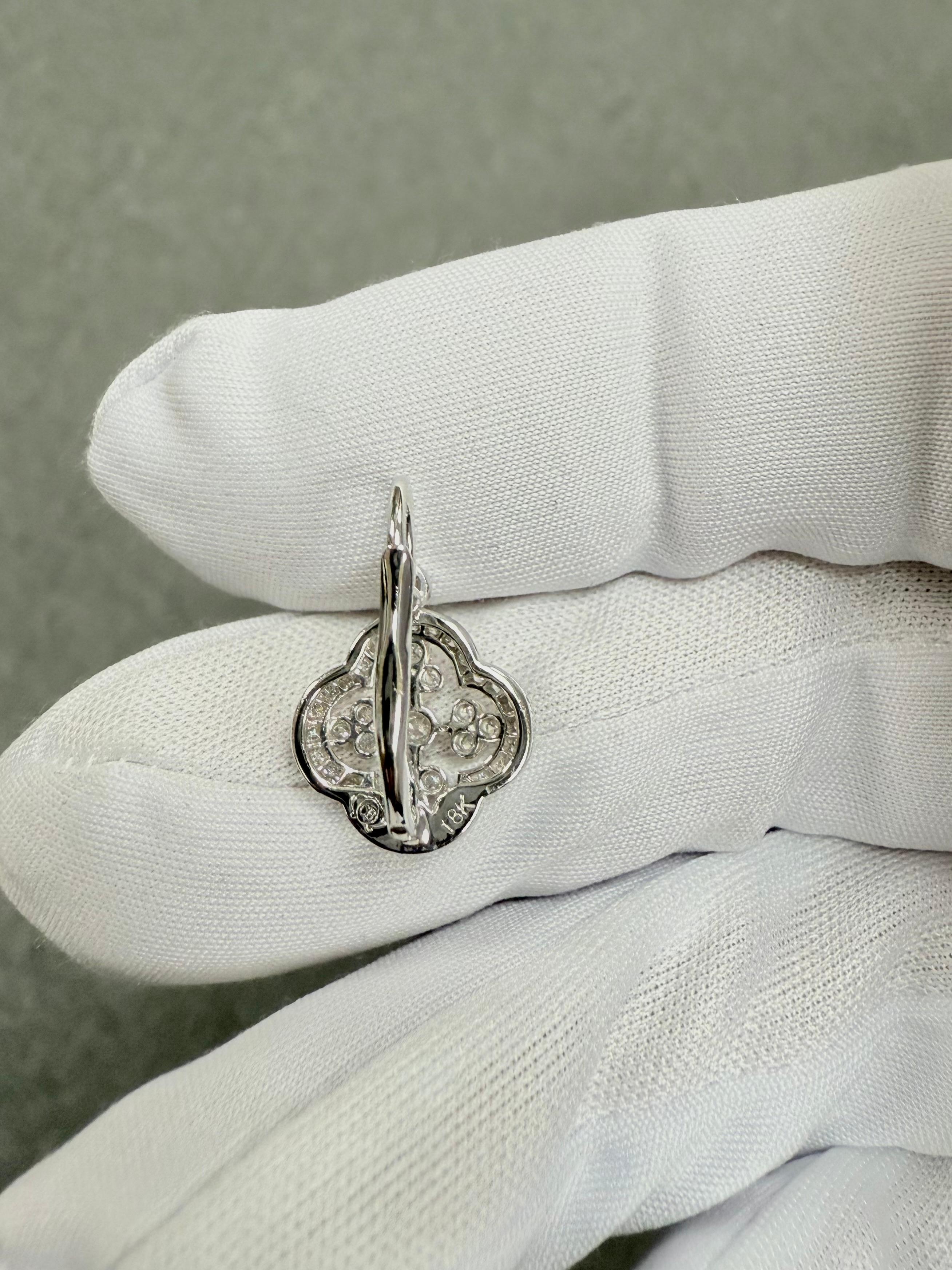 Boucles d'oreilles en or blanc 18k avec diamants sur Euro Wires en vente 3