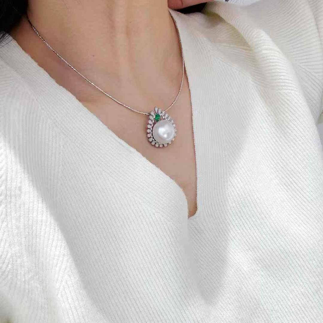 Non taillé 【Crown Radiance】Sunray Halo Emeraude Aurora Perle des mers du sud Pendentif diamant en vente