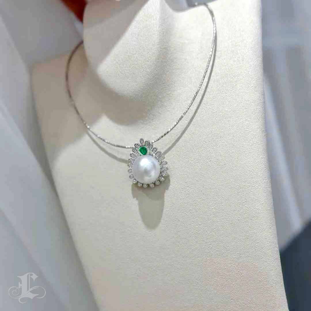 【Crown Radiance】Sunray Halo Emeraude Aurora Perle des mers du sud Pendentif diamant Neuf - En vente à New York, NY
