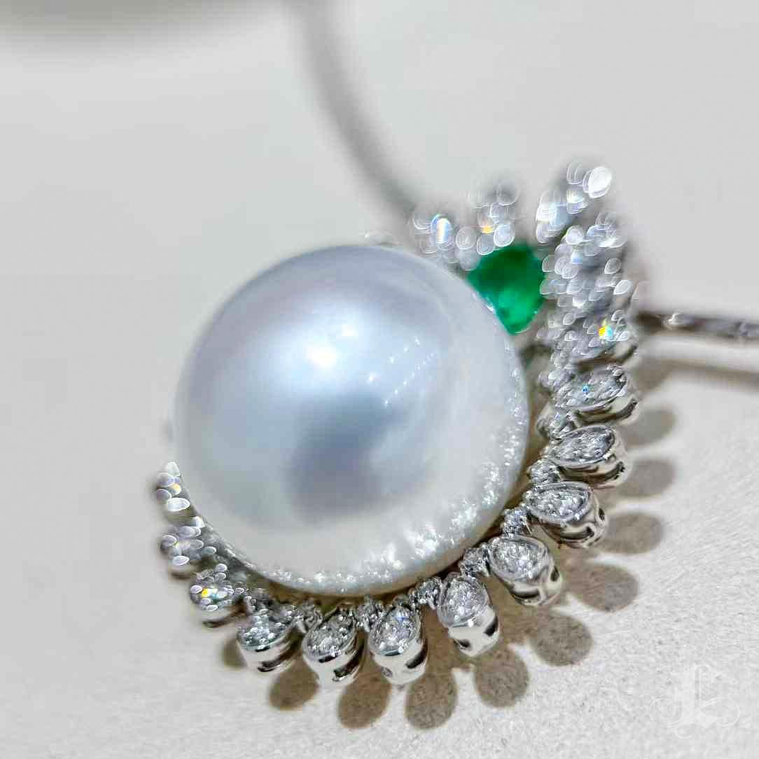 【Crown Radiance】Sunray Halo Emeraude Aurora Perle des mers du sud Pendentif diamant en vente 2