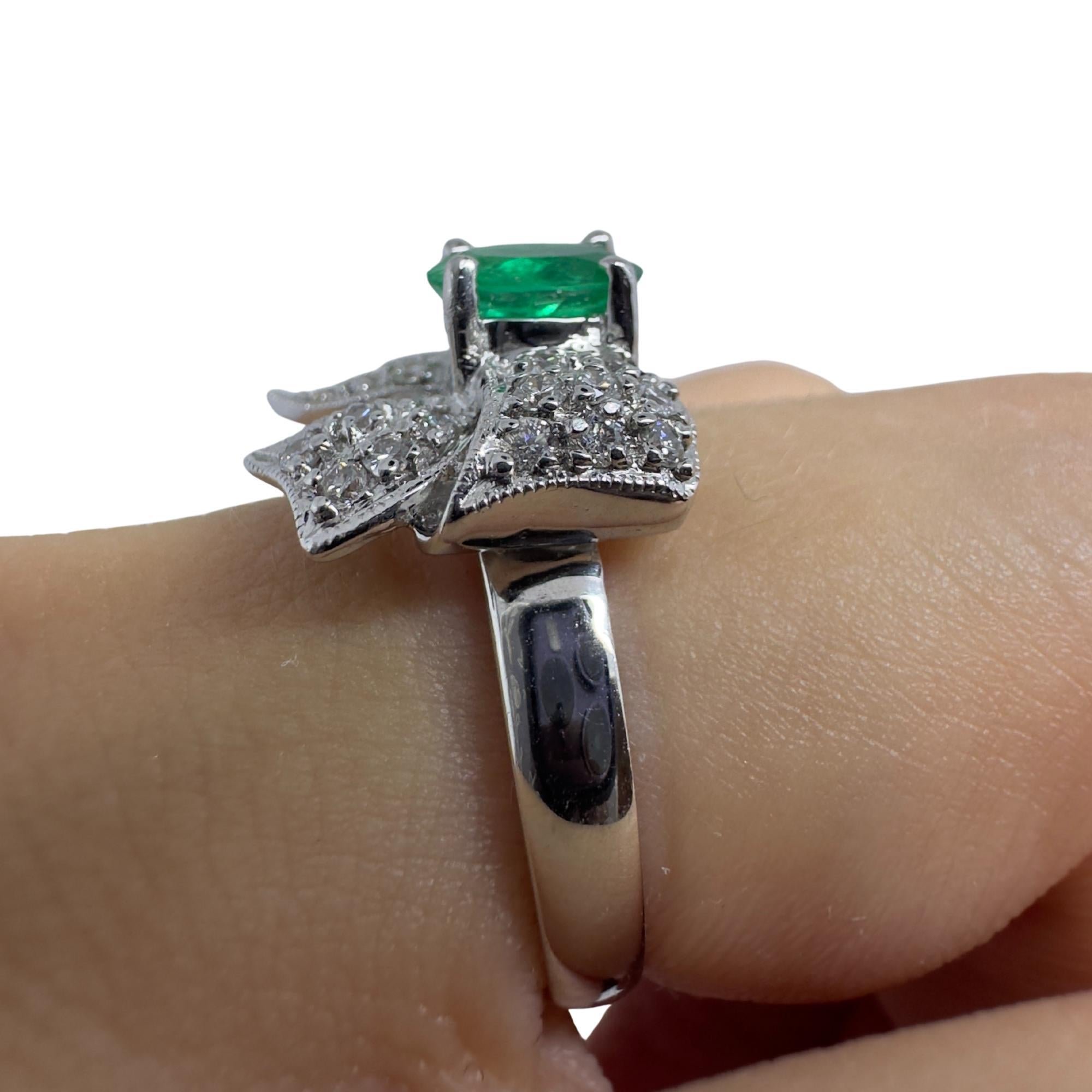 Bague Bow en or blanc 18K avec diamants et émeraudes en vente 5