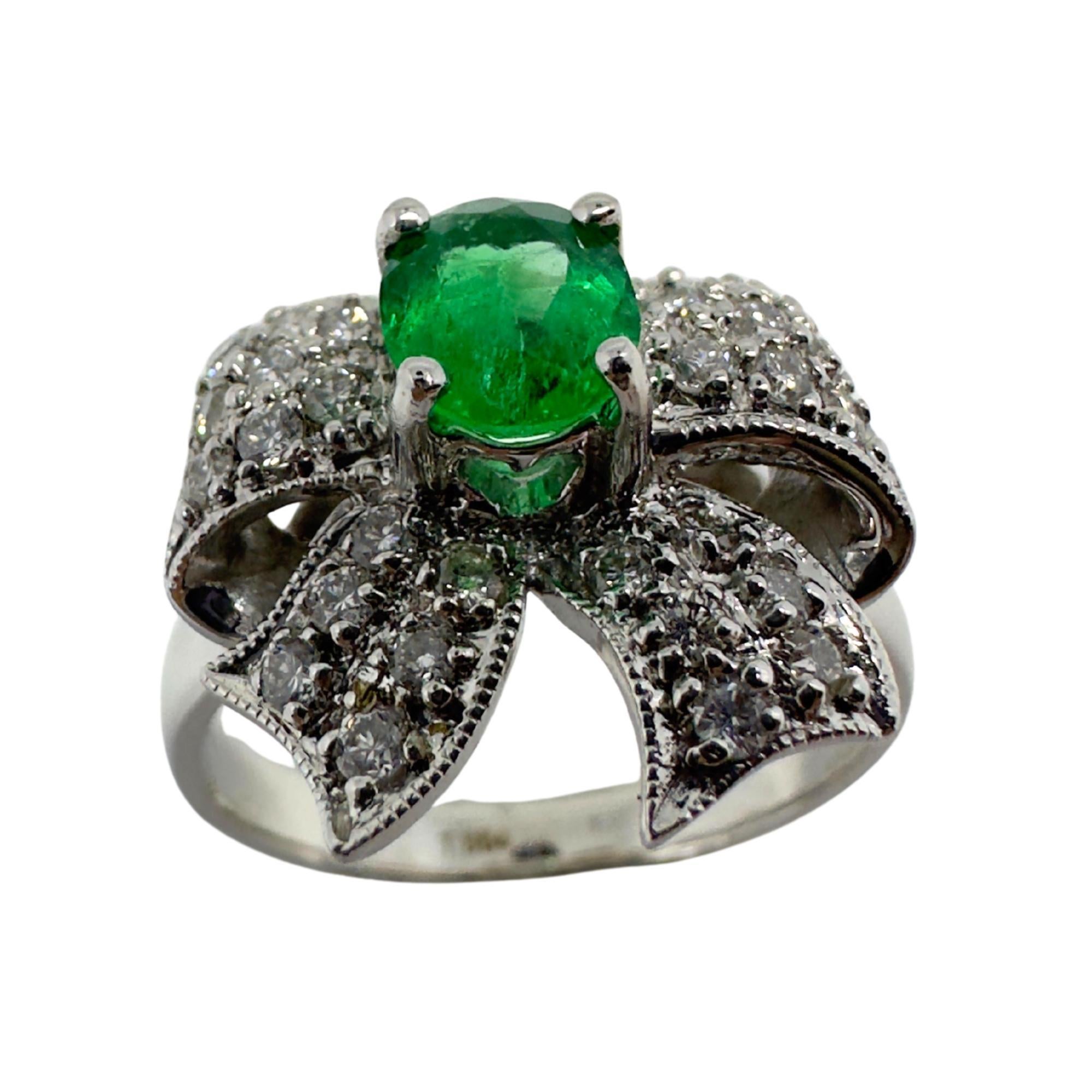 Taille ovale Bague Bow en or blanc 18K avec diamants et émeraudes en vente
