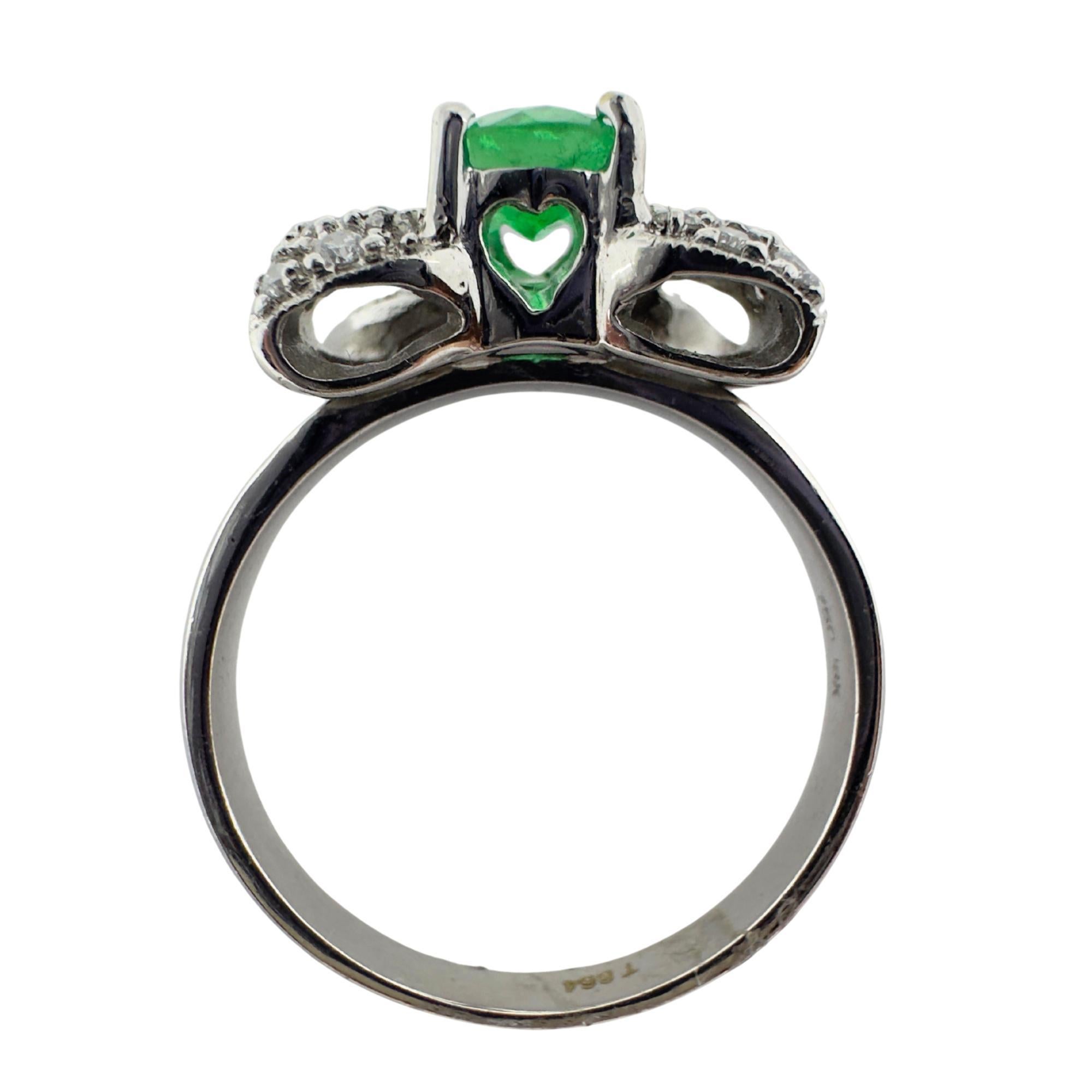 Bague Bow en or blanc 18K avec diamants et émeraudes Bon état - En vente à New York, NY