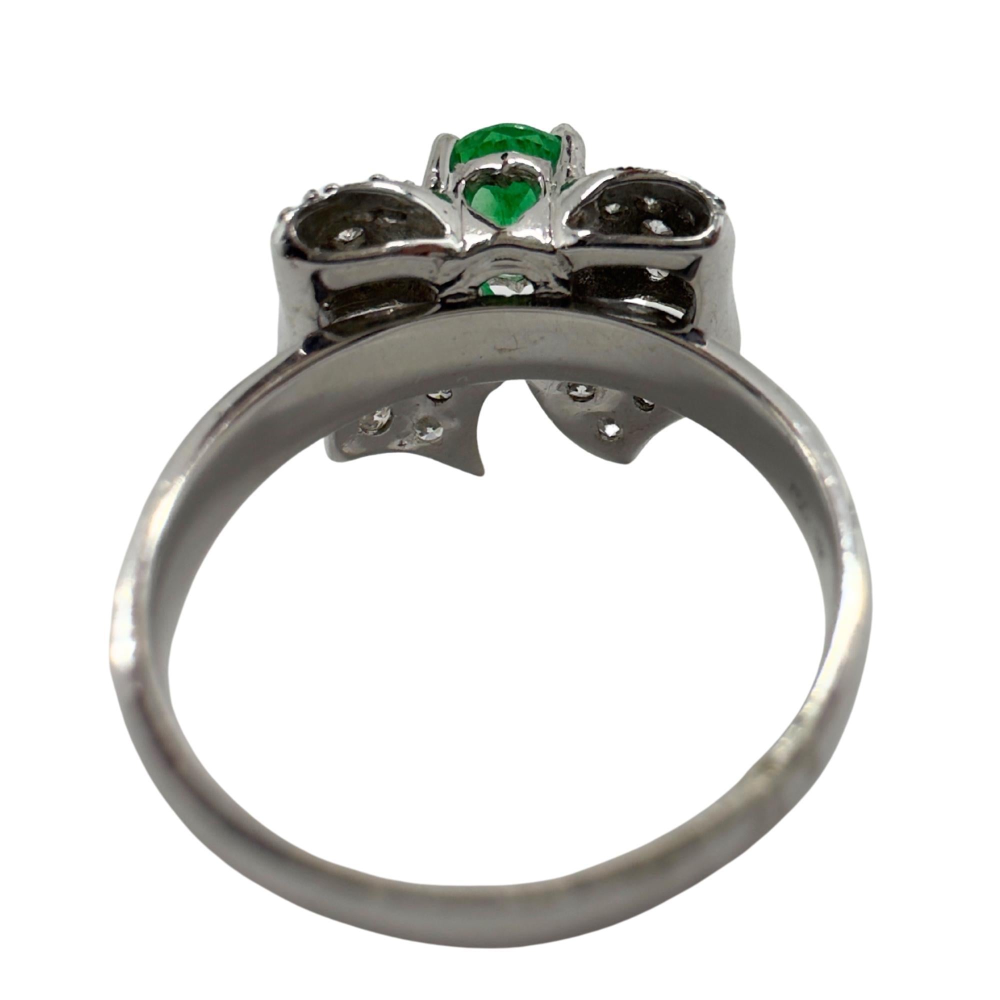 Bague Bow en or blanc 18K avec diamants et émeraudes Pour femmes en vente