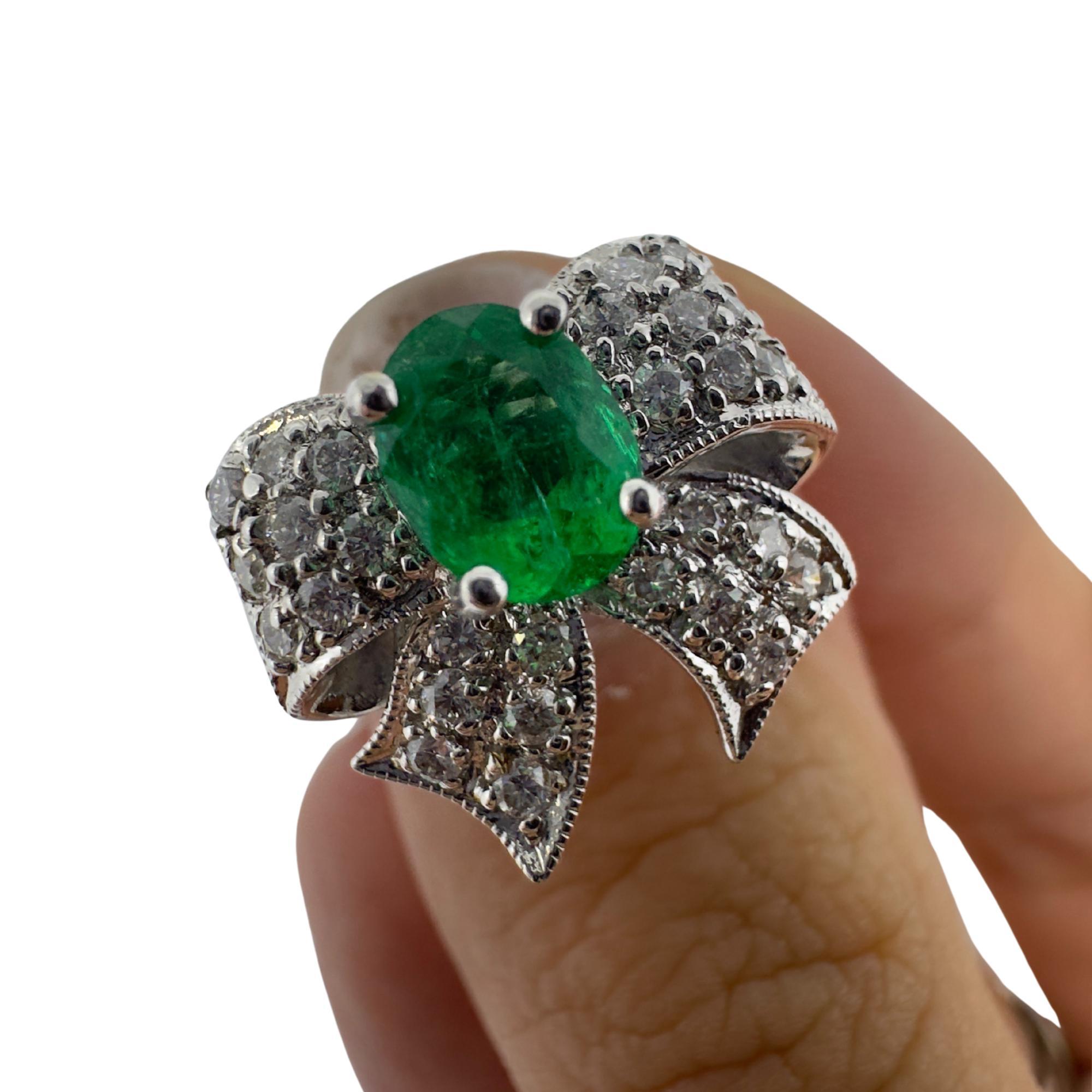 Bague Bow en or blanc 18K avec diamants et émeraudes en vente 1
