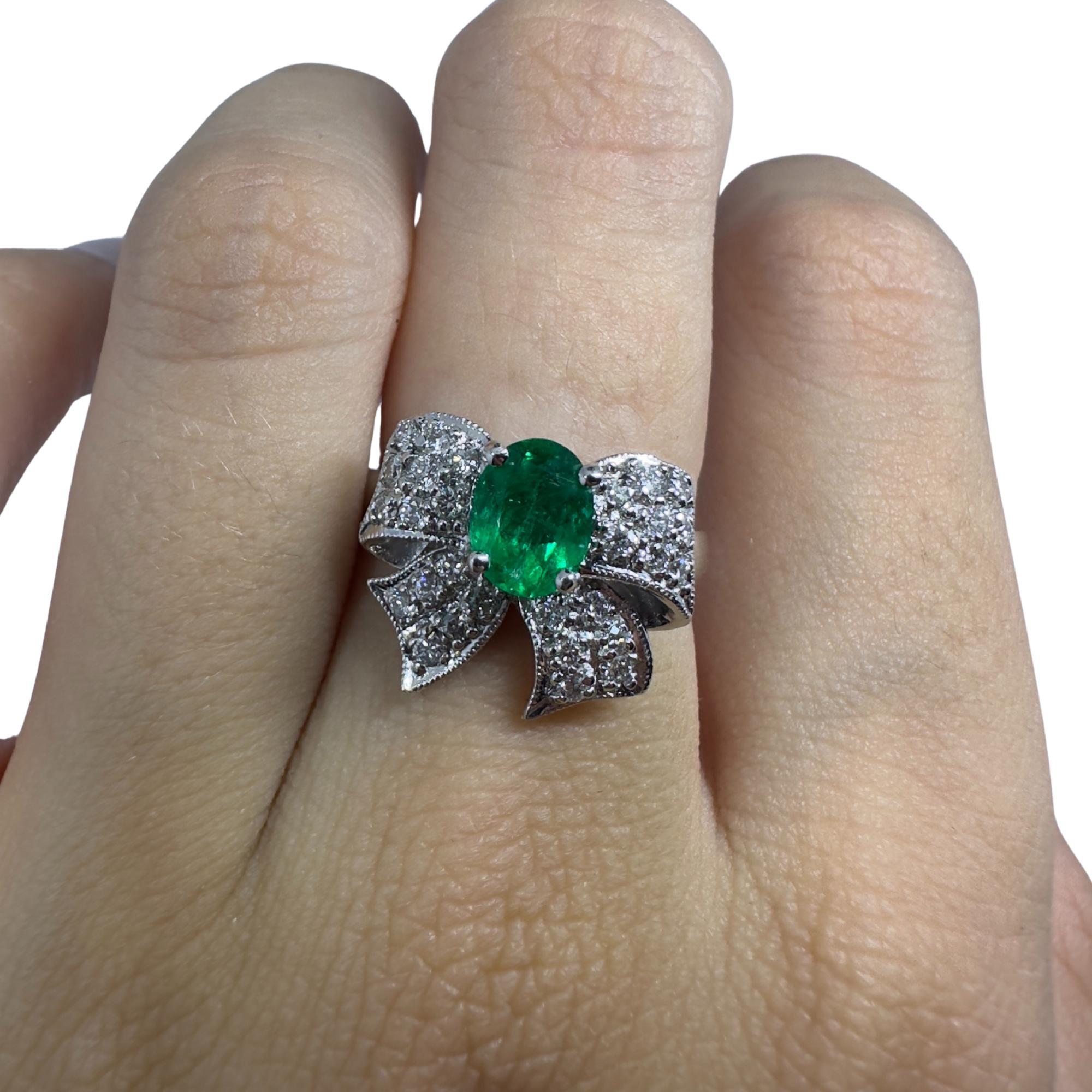 Bague Bow en or blanc 18K avec diamants et émeraudes en vente 2