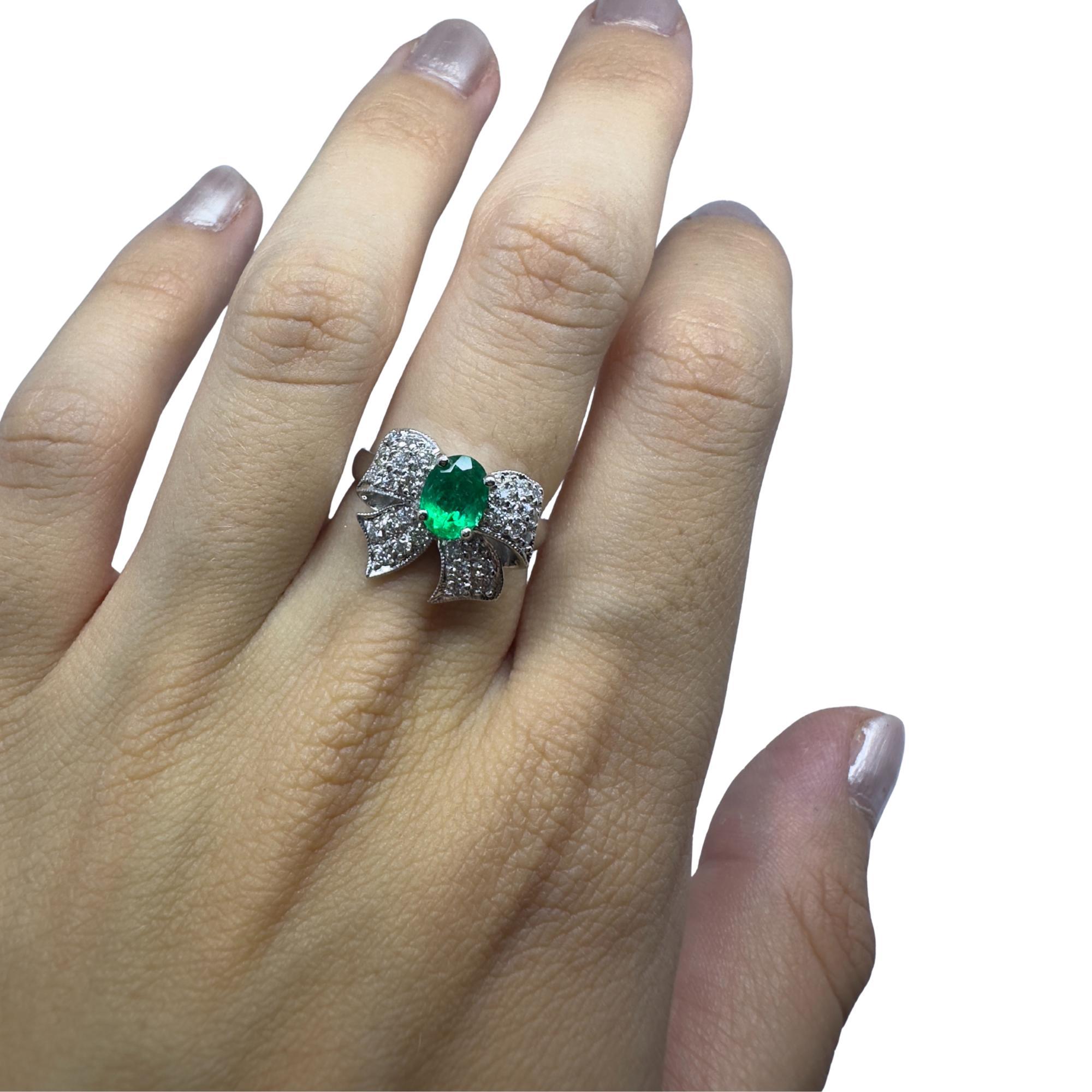 Bague Bow en or blanc 18K avec diamants et émeraudes en vente 3