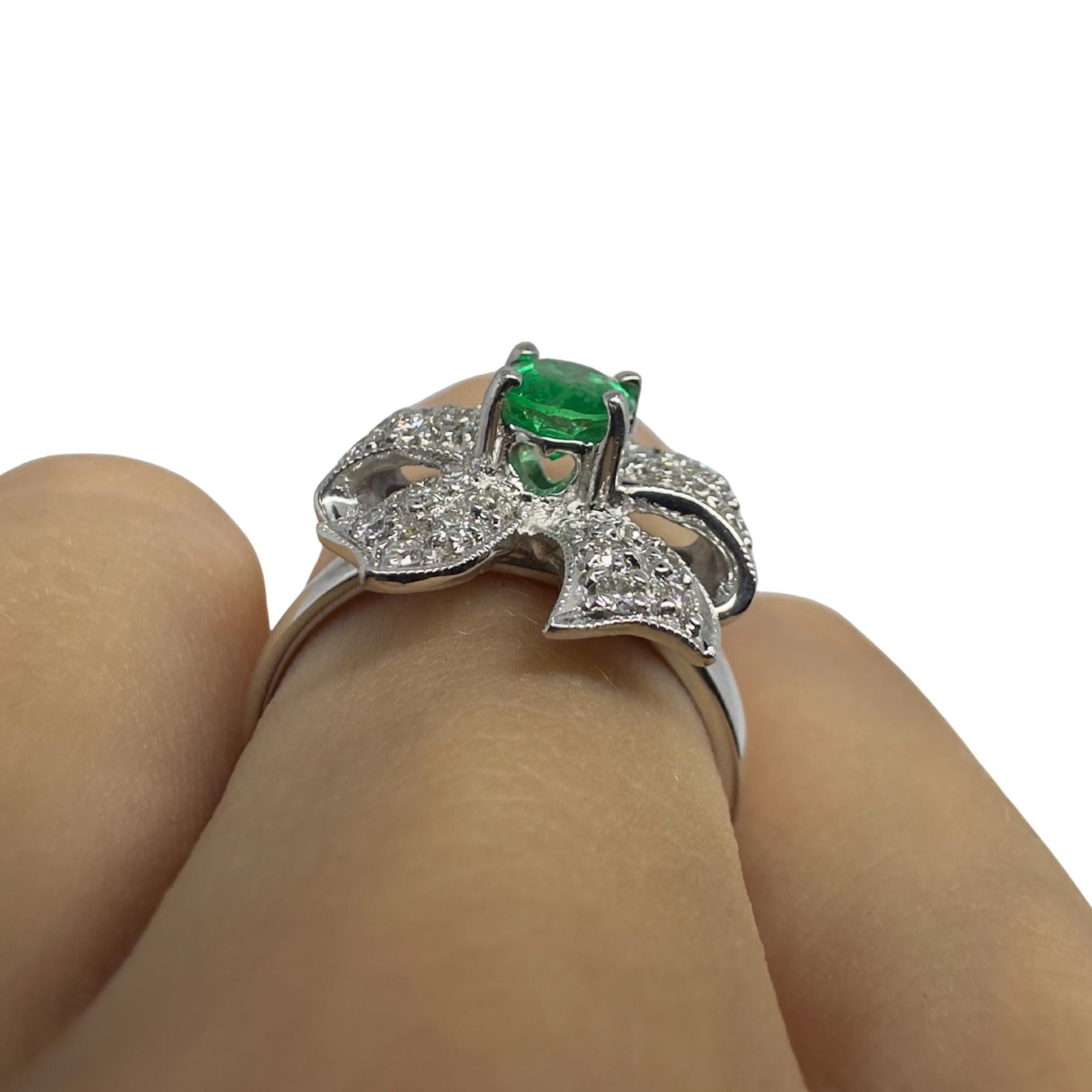 Bague Bow en or blanc 18K avec diamants et émeraudes en vente 4