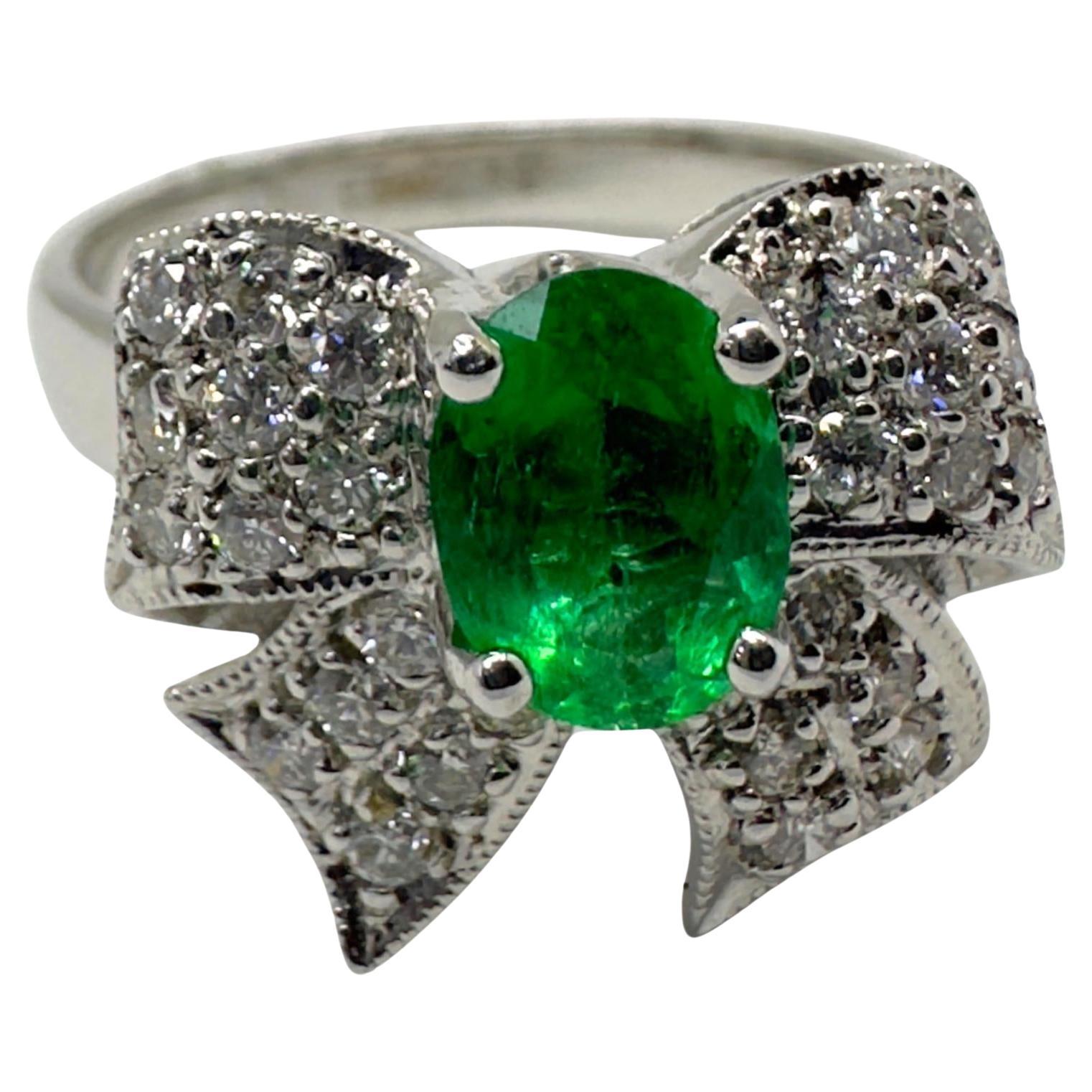 Bague Bow en or blanc 18K avec diamants et émeraudes