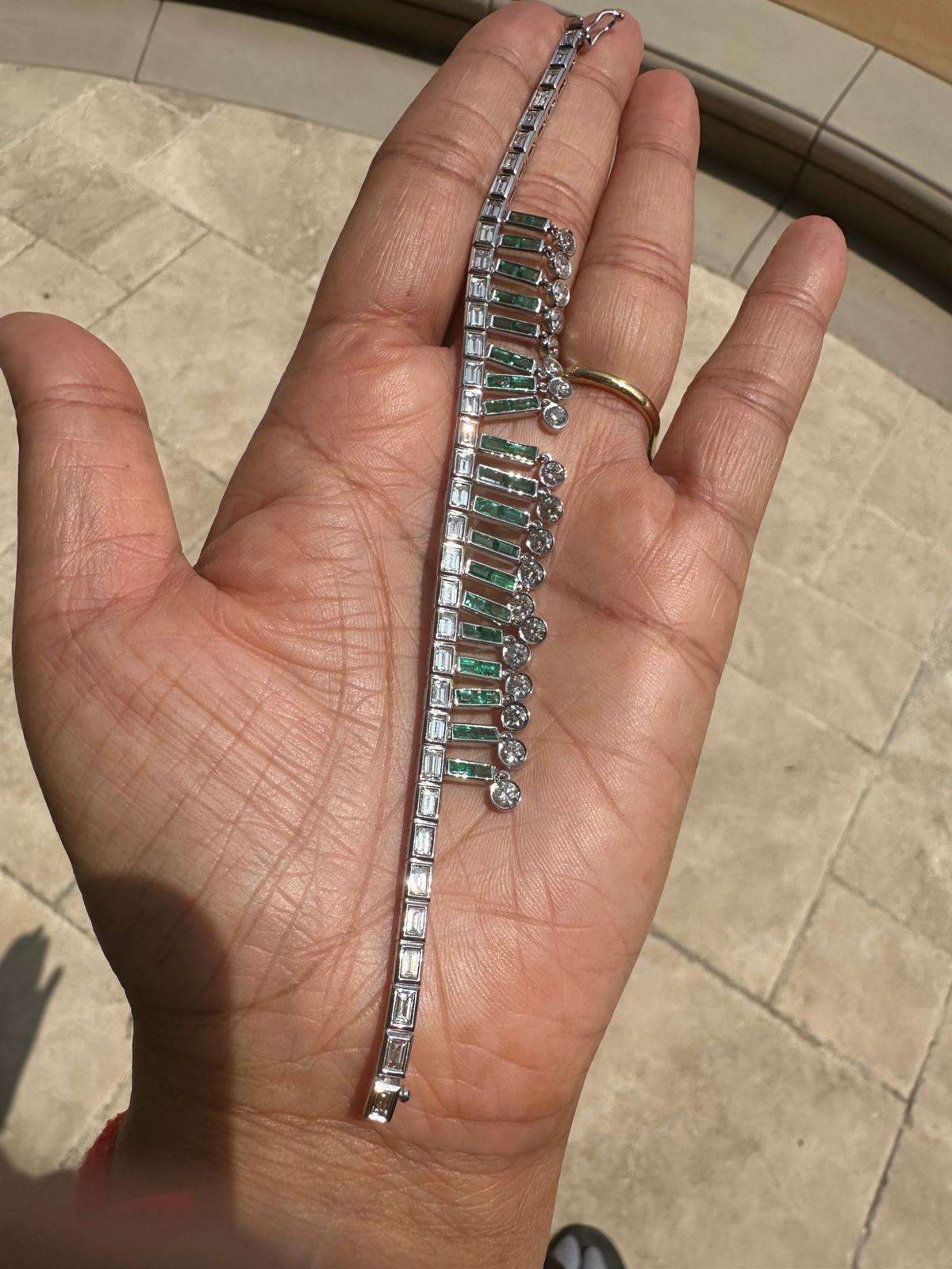 18k Weißgold Diamant-Smaragd-Armband 10,62 Karat Diamanten und Smaragd im Angebot 1