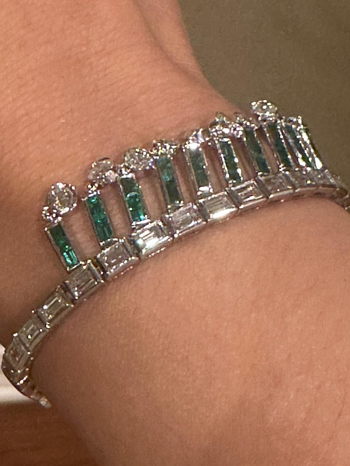 18k Weißgold Diamant-Smaragd-Armband 10,62 Karat Diamanten und Smaragd

Bruttogewicht - 20.57 Karat
18k Gold 18.44 gms 
Diamant - 6,72 Karat
Smaragd 3,92 Karat

Unser Smaragd-Diamant-Armband wurde mit Sorgfalt und Liebe zum Detail gefertigt und